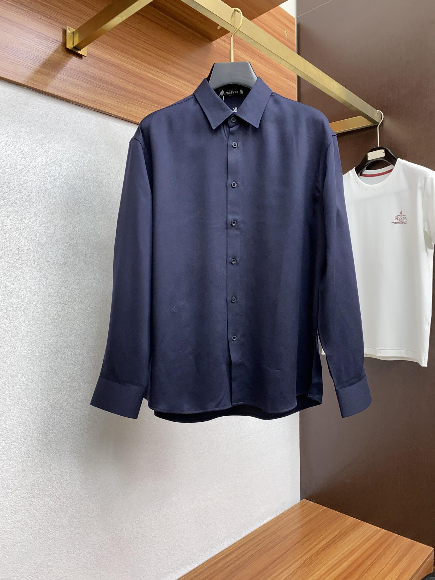 NO:122022,LP men's shirt, business casual slim shirt!  Proper business and leisure!  Limited new model, urban business style!  The style and tailoring of the shirt is even more delicate and plastic, and does not require too much primary color decoration. For men, it is their own charm!  Built with imported organic cotton, the style is more crisp and natural, with extremely comfortable touch and excellent fit!  Code number M-3xL, loro piana,shirts,alexander wang19860909LP 男士衬衫,商务休闲修身款衬衣！ 宜商务 宜休闲！限量新款,都市商务气质款！ 衬衫的版型剪裁更是精剪塑性,不需要过多的原色装饰,对于男士来说极简便是自身魅力！ 客供进口有机棉打造,更显版型的挺括自然,触感极为舒适,贴身性能绝佳！ 码数 M-3xL,,loro piana,shirts,alexander wang,Men's clothing