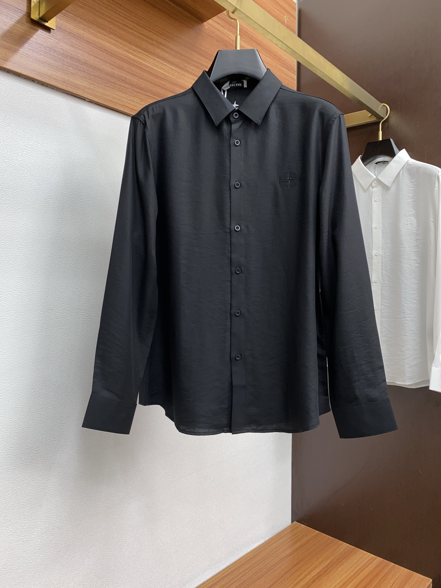 NO:122025,Stone Island 2025 Men's shirt, business casual slim shirt!  Proper business and leisure!  Limited new model, urban business style!  The style and tailoring of the shirt is even more delicate and plastic, and does not require too much primary color decoration. For men, it is their own charm!  Built with imported organic cotton, the style is more crisp and natural, with extremely comfortable touch and excellent fit!  Code number M-3xL,shirts,alexander wang19860909石头岛 2025 男士衬衫,商务休闲修身款衬衣！ 宜商务 宜休闲！限量新款,都市商务气质款！ 衬衫的版型剪裁更是精剪塑性,不需要过多的原色装饰,对于男士来说极简便是自身魅力！ 客供进口有机棉打造,更显版型的挺括自然,触感极为舒适,贴身性能绝佳！ 码数 M-3xL,,shirts,alexander wang,Men's clothing