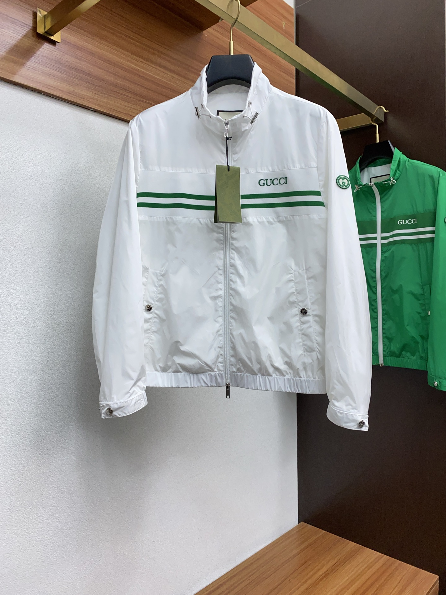 NO:122079,The latest product for 2025ss spring and summer, #官网址, #官网, fashionable casual jacket, polyester fiber composition, delicate and soft inner layer, spliced ​​logo webbing design style, style is always light and comfortable, free to move. The aura is fully open, the essential robe in the workplace leads the trend, wears your attitude without fear of challenges, youthful vitality, cost-effective choice, the whole body interprets the Italian-style ability and outdoor functional style, both solemn and harmonious, creating a unique styling item, the overall outline tends to be simple, and the detailed treatment is quite individual and elegant, enriching the overall vision. The wardrobe is excellent for business and leisure, and has a high attendance rate!  It is hard to find!  Code number M-3XL color black-green-white, gucci,jackets & coats,jackets & coats,alexander wang19860909上错价 GUCCI 古奇 2025ss春夏最新品,#官网同步发售,时尚休闲夹克外套,面料聚酯纤维成份,内层细腻柔软的,拼接logo织带设计风格,风格永存 轻便舒适,活动自如.气场全开,职场必备战袍引领潮流,穿出你的态度 无惧挑战 青春活力,性价比之选 通体将意式的干练和户外功能性风格极致诠释,亦庄亦谐,塑造出别具一格的造型单品,整体轮廓趋于简约风格,颇为个性且雅痞的细节处理,丰富了整体视觉.衣橱商务休闲绝佳的高出勤率！可遇而不可求！ 码数M-3XL 颜色黑色-绿色-白色,,gucci,jackets & coats,jackets & coats,alexander wang,Men's clothing
