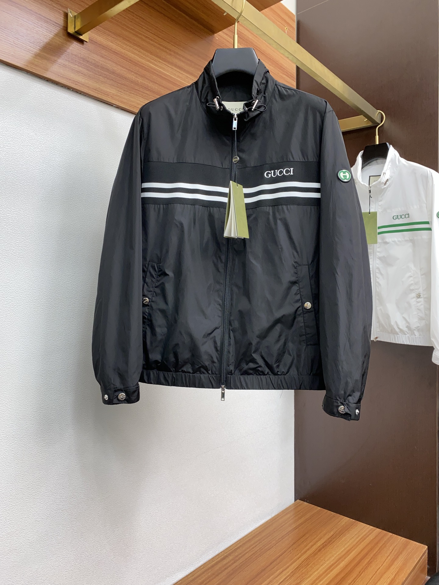 NO:122076,The latest product for the 2025ss spring and summer, #官网址, fashionable casual jacket jacket, fabric polyester fiber composition, delicate and soft inner layer, spliced ​​logo webbing design style, style is always light and comfortable, free to move. The aura is fully opened, the essential robe in the workplace leads the trend, wears your attitude without fear of challenges, youthful vitality, cost-effective choice, the whole body interprets the Italian-style ability and outdoor functional style, both solemn and harmonious, creating a unique styling item. The overall outline tends to be simple, and the detailed treatment is quite unique, enriching the overall vision. The wardrobe is excellent for business and leisure, and has a high attendance rate!  It is hard to find!  Code number M-3XL color black-green-white, gucci,jackets & coats,jackets & coats,alexander wang19860909上错价GUCCI 古奇 2025ss春夏最新品,#官网同步发售,时尚休闲夹克外套,面料聚酯纤维成份,内层细腻柔软的,拼接logo织带设计风格,风格永存 轻便舒适,活动自如.气场全开,职场必备战袍引领潮流,穿出你的态度 无惧挑战 青春活力,性价比之选 通体将意式的干练和户外功能性风格极致诠释,亦庄亦谐,塑造出别具一格的造型单品,整体轮廓趋于简约风格,颇为个性且雅痞的细节处理,丰富了整体视觉.衣橱商务休闲绝佳的高出勤率！可遇而不可求！ 码数M-3XL 颜色黑色-绿色-白色,,gucci,jackets & coats,jackets & coats,alexander wang,Men's clothing