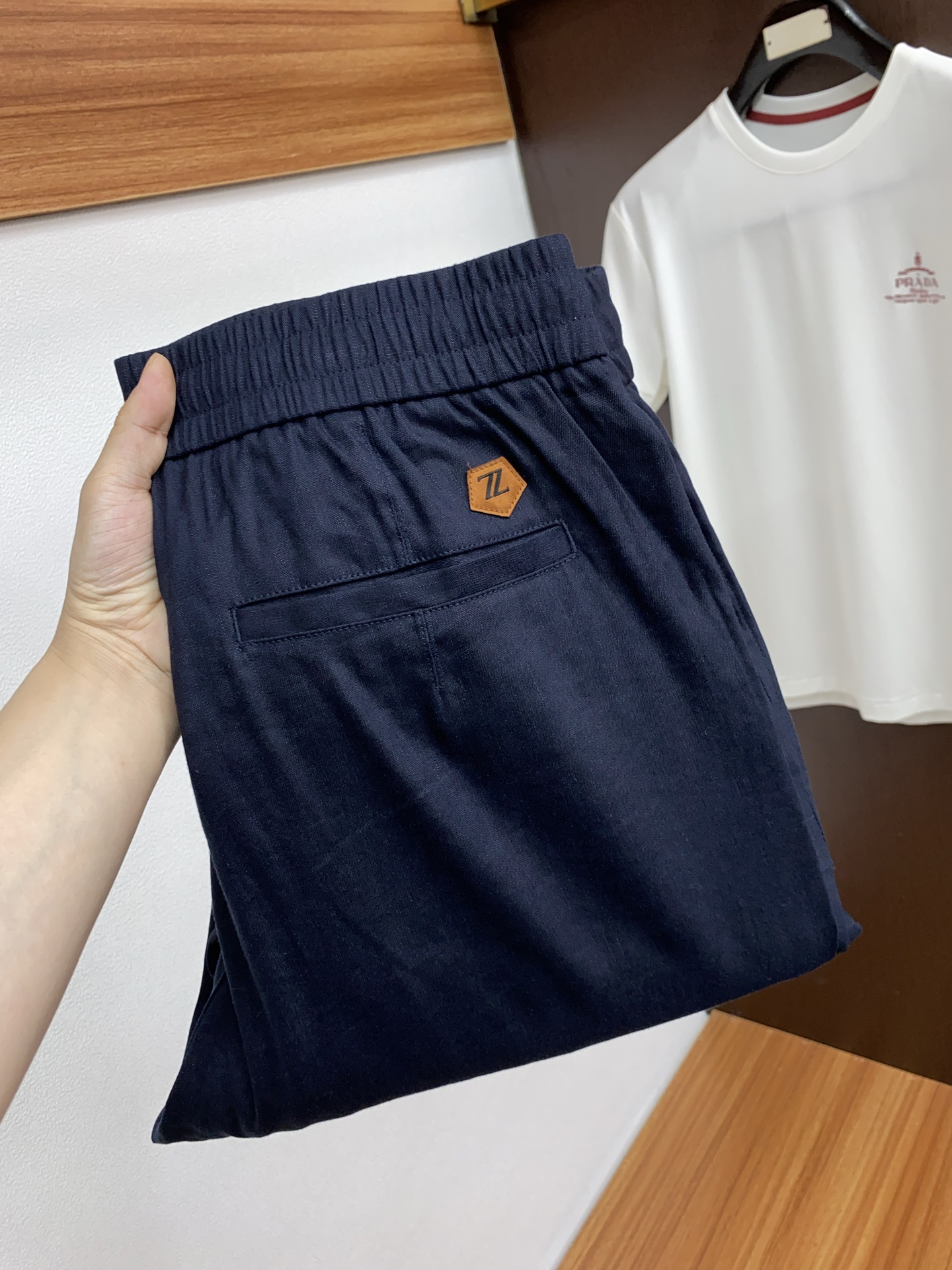 NO:450743,Jenia Company's high-end orders are customized with high-quality fashionable straight-leg floor casual pants. Super versatile style. Exclusive custom linen fabric, delicate and soft, close and comfortable, and super stylish on the upper body! The latest hardware and accessories of the original custom counter are super beautiful, the upper body shows long legs, the inner and the wiring is impeccable, you can attend any occasion, again emphasize that the fabric is very, very classy! Code number M-3xL, zegna,alexander wang19860909杰尼亚 公司高级订单订制高品质时尚直筒拖地休闲裤.超级百搭款.独家定制亚麻面料,手感细腻柔软,贴身舒适,上身超有型！原版定制专柜最新五金辅料.超靓版型、上身显腿修长,內里,走线都无可挑剔,任何场合都可出席,再次强调面料非常非常显档次！码数 M-3xL,,zegna,alexander wang,Men's clothing