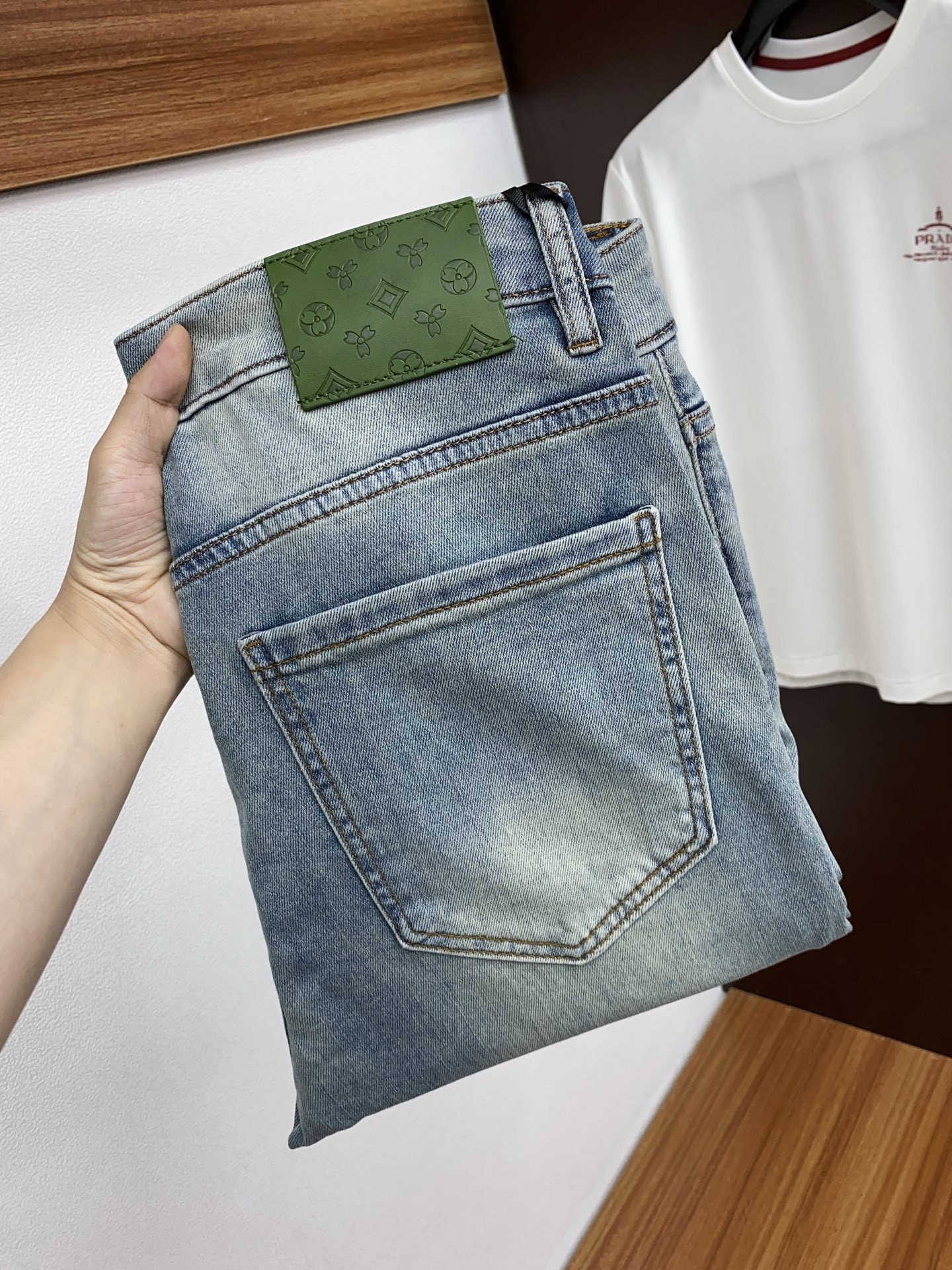 NO:131919,1v Louis Vuitton 2025 new product Original single men's washing jeans, bloodline products, a must-have type every season, a hot-selling ace item that needs no doubt, conforms to the best matching color number of the four seasons. The overall style continues the tone of SLP, and integrates a variety of arts and esthetics throughout the body. Washing and making it old is natural, creating an unruly and individual style!  The details are excellent, very sophisticated, and the auxiliary materials are all supplied to customers. The metal chain strongly demonstrates the brand identity!  The heavyweight Japanese imported denim fabric is very well washed and impeccable!  Perfect cut size 29-36, louis vuitton,loro piana,jeans,alexander wang198609091v路易威登 2025新品 原单男士水洗牛仔裤 血统品 每季必出的类型,无需质疑的热卖王牌单品,符合四季最佳的搭配色号 整体的风格延续了SLP的基调,通体融入了多种工艺美学,水洗做旧浑然天成,缔造出不羁与个性的风格！细节方面极为出色,非常匠心考究,通体的辅料皆为客供 金属链条有力彰显了品牌身份！重磅日本进口的丹宁面料,水洗相当出色,无可挑剔！版型剪裁完美 码数29-36,,louis vuitton,loro piana,jeans,alexander wang,Men's clothing