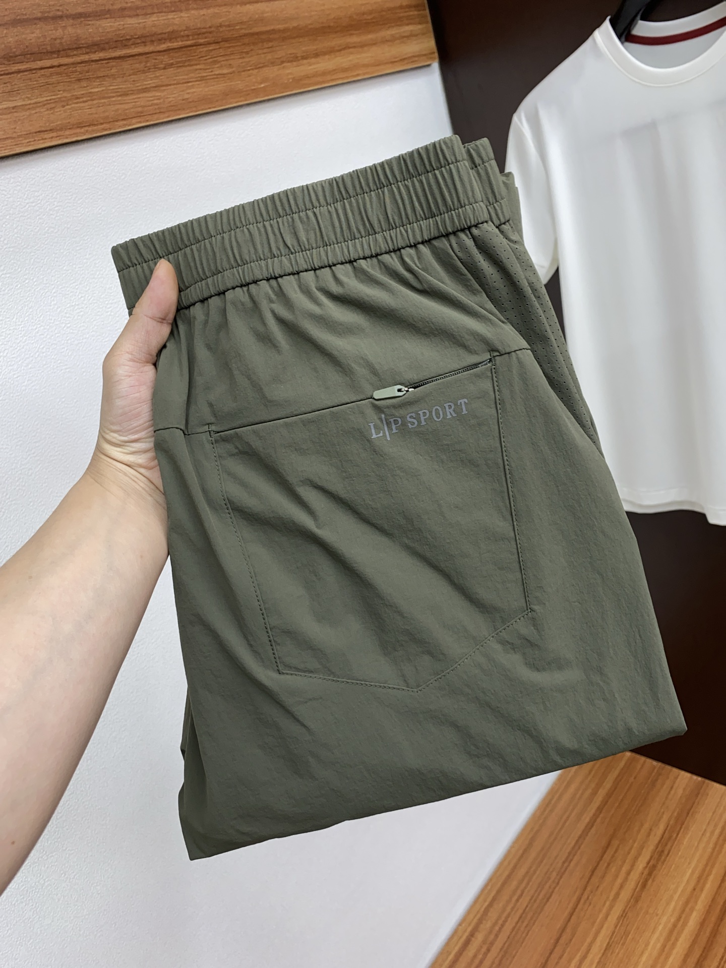 NO:122048,LP company high-end orders and customized high-quality and fashionable quick-drying outdoor casual pants. Super versatile style. Exclusive custom fabric, delicate and soft, close and comfortable, and super stylish on the upper body! The latest hardware and accessories of the original custom counter are super beautiful, the upper body shows long legs, the inner and the wiring is impeccable, you can attend any occasion, again emphasize that the fabric is very, very classy! Code number M-3xL, loro piana, alexander wang19860909LP 公司高级订单订制高品质时尚 速干户外休闲裤.超级百搭款.独家定制面料,手感细腻柔软,贴身舒适,上身超有型！原版定制专柜最新五金辅料.超靓版型、上身显腿修长,內里,走线都无可挑剔,任何场合都可出席,再次强调面料非常非常显档次！码数 M-3xL,,loro piana,alexander wang,Men's clothing