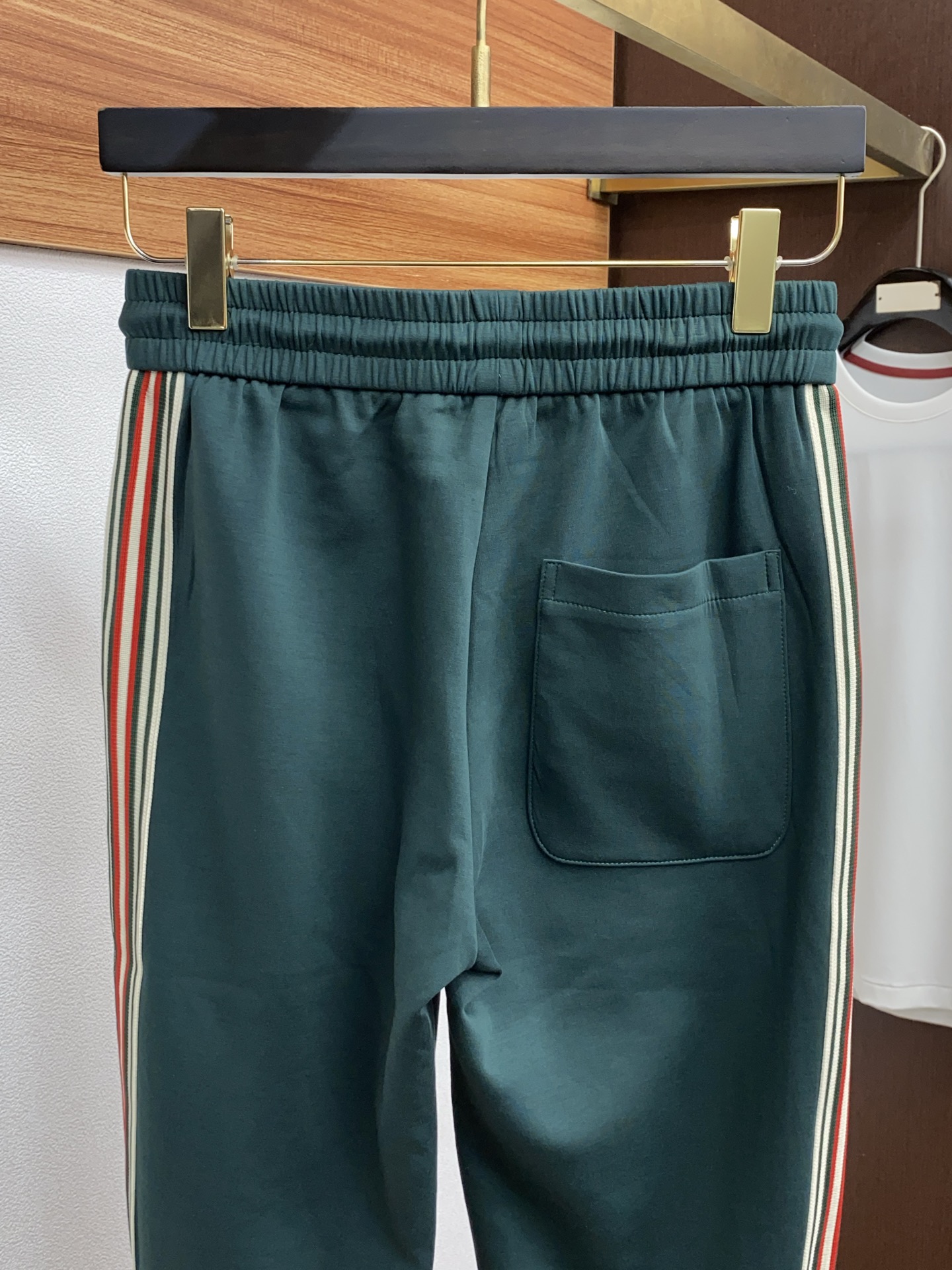 “New Guch Specialty Products: High-Quality Fashion Pants and Custom Cabinets with Latest Hardware” - 图片 9