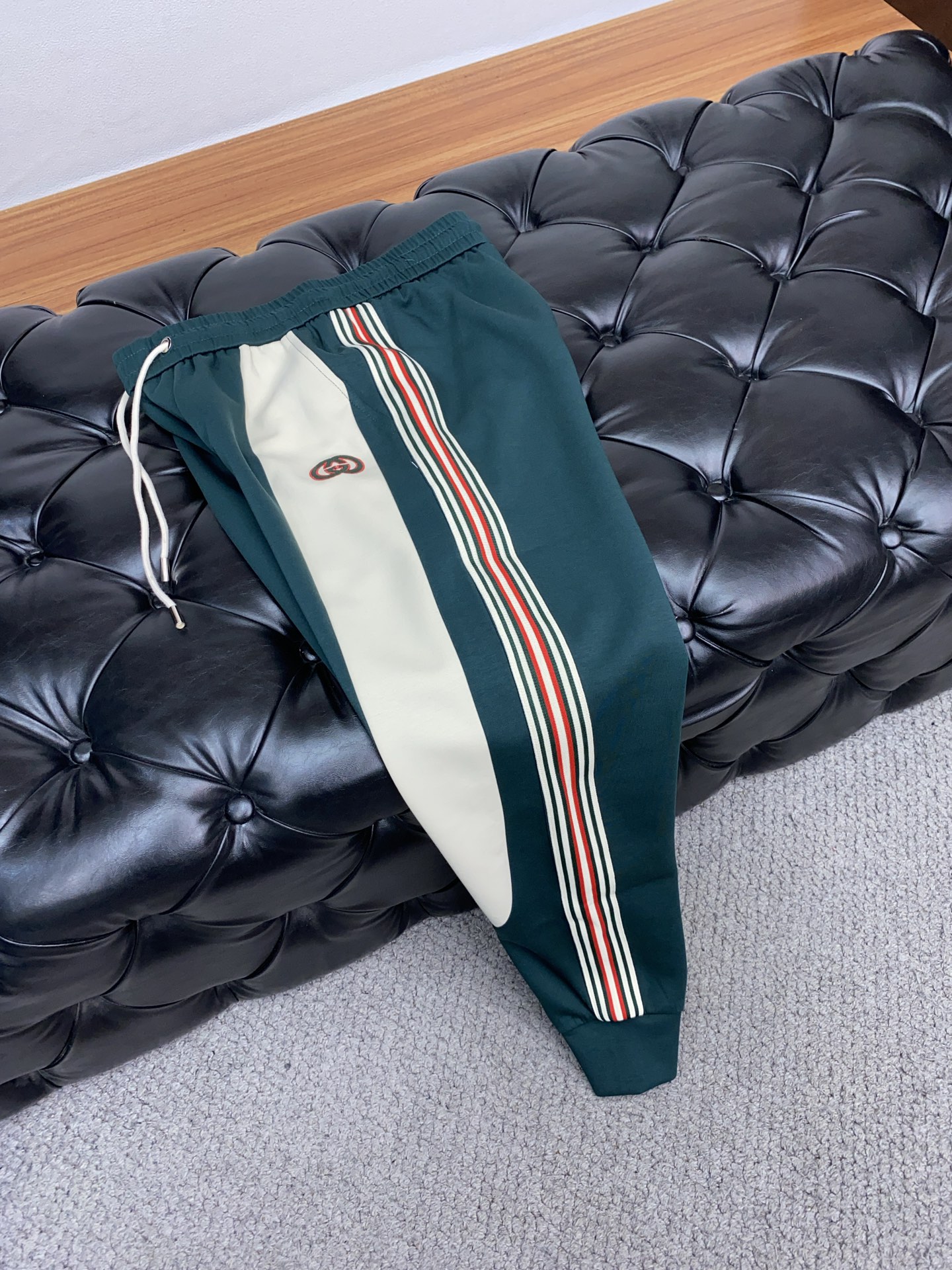 “New Guch Specialty Products: High-Quality Fashion Pants and Custom Cabinets with Latest Hardware” - 图片 6