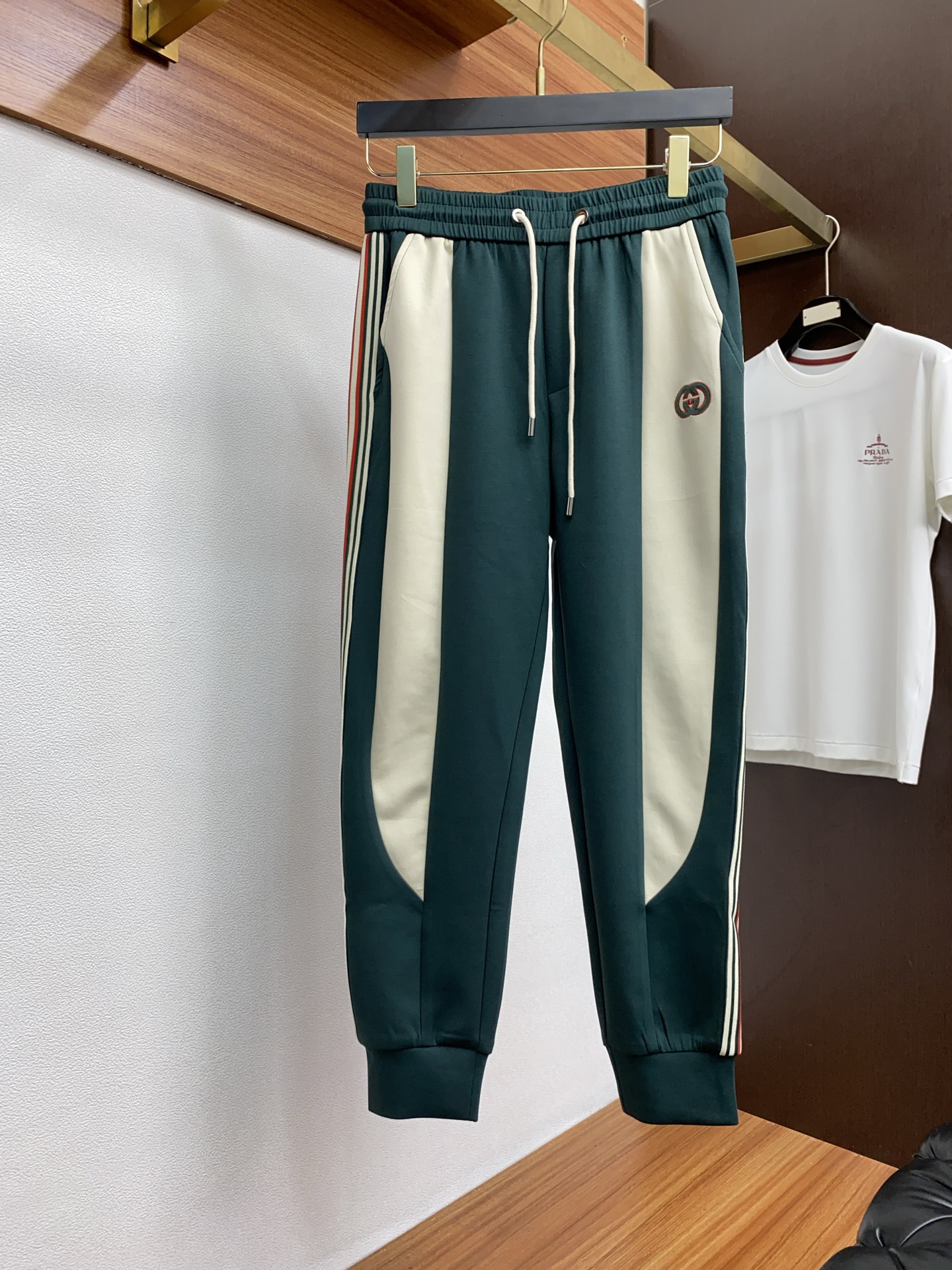 “New Guch Specialty Products: High-Quality Fashion Pants and Custom Cabinets with Latest Hardware” - 图片 2