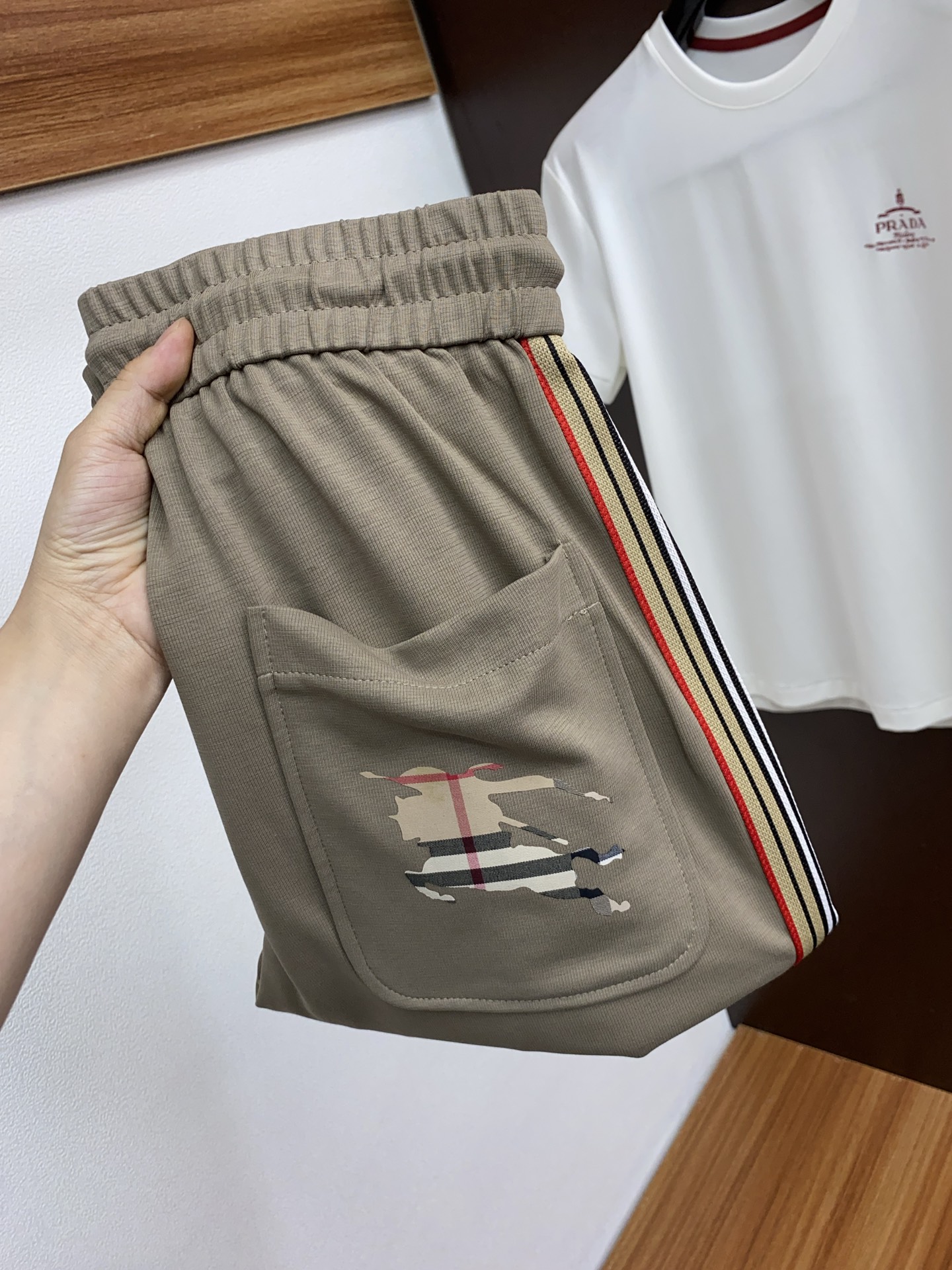 NO:438957,Burberry's new counter products are on the market simultaneously. The original customized high-quality fashionable casual pants are super versatile. Exclusive custom fabrics, delicate and soft, close and comfortable, and super stylish on the upper body! The latest hardware and accessories of the original custom counter. Super beautiful style, long legs on the upper body, impeccable inner and line, you can attend any occasion, code number M-4xL, burberry, alexander wang19860909巴宝莉 专柜新品同步上市.原单订制高品质时尚休闲裤.超级百搭款.独家定制面料,手感细腻柔软,贴身舒适,上身超有型！原版定制专柜最新五金辅料.超靓版型、上身显腿修长,內里,走线都无可挑剔,任何场合都可出席,码数 M-4xL,,burberry,alexander wang,Men's clothing