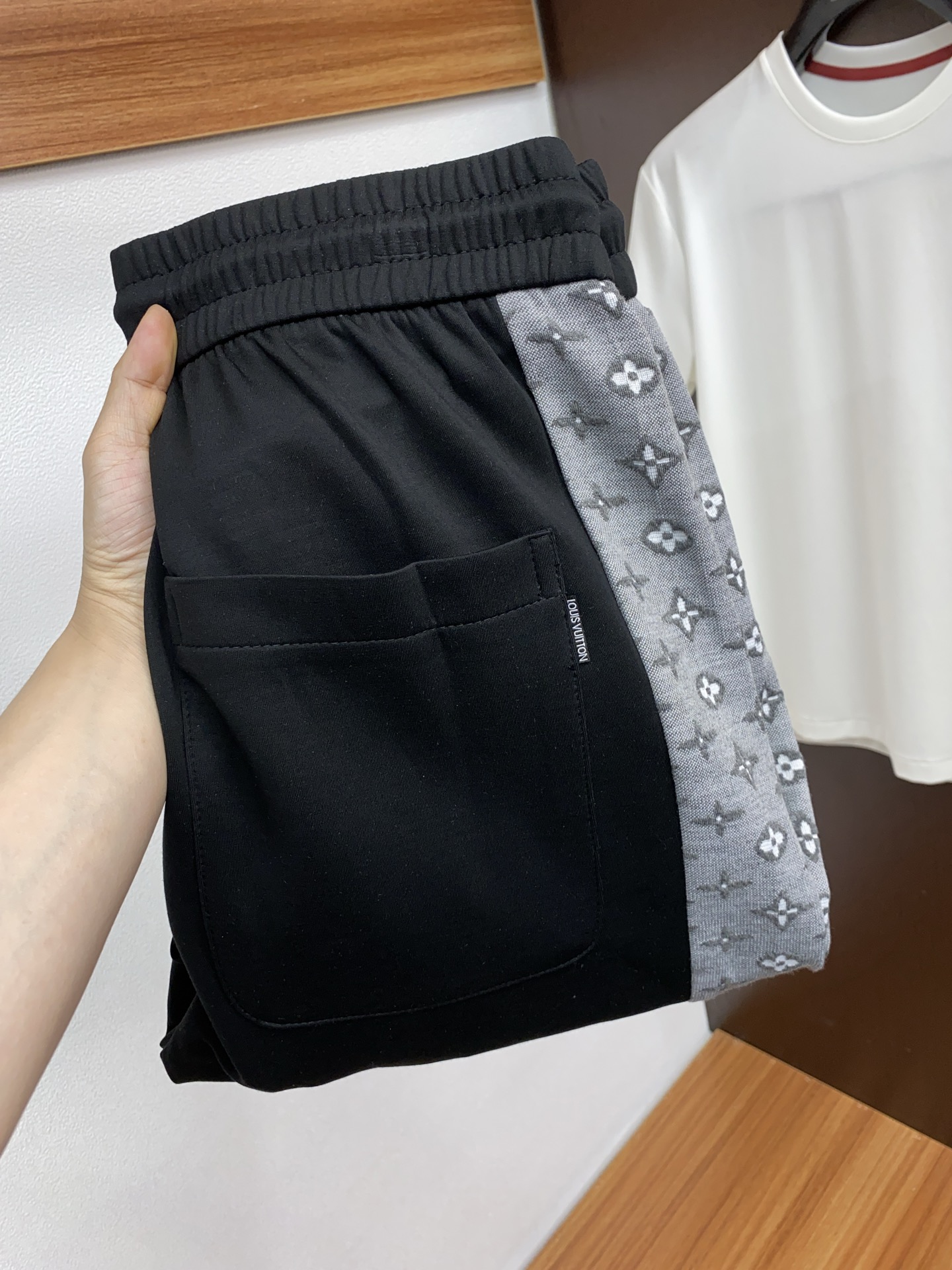 NO:122052,1v Louis Vuitton's new counter products are on the market simultaneously. The original customized high-quality fashionable casual pants are super versatile. Exclusive custom fabrics, delicate and soft, close and comfortable, and the upper body is super stylish! The latest hardware and accessories of the original custom counter. Super beautiful style, long legs on the upper body, impeccable inner and line, you can attend any occasion, code number M-4xL,,louis vuitton,alexander wang198609091v 路易威登 专柜新品同步上市.原单订制高品质时尚休闲裤.超级百搭款.独家定制面料,手感细腻柔软,贴身舒适,上身超有型！原版定制专柜最新五金辅料.超靓版型、上身显腿修长,內里,走线都无可挑剔,任何场合都可出席,码数 M-4xL,,louis vuitton,alexander wang,Men's clothing