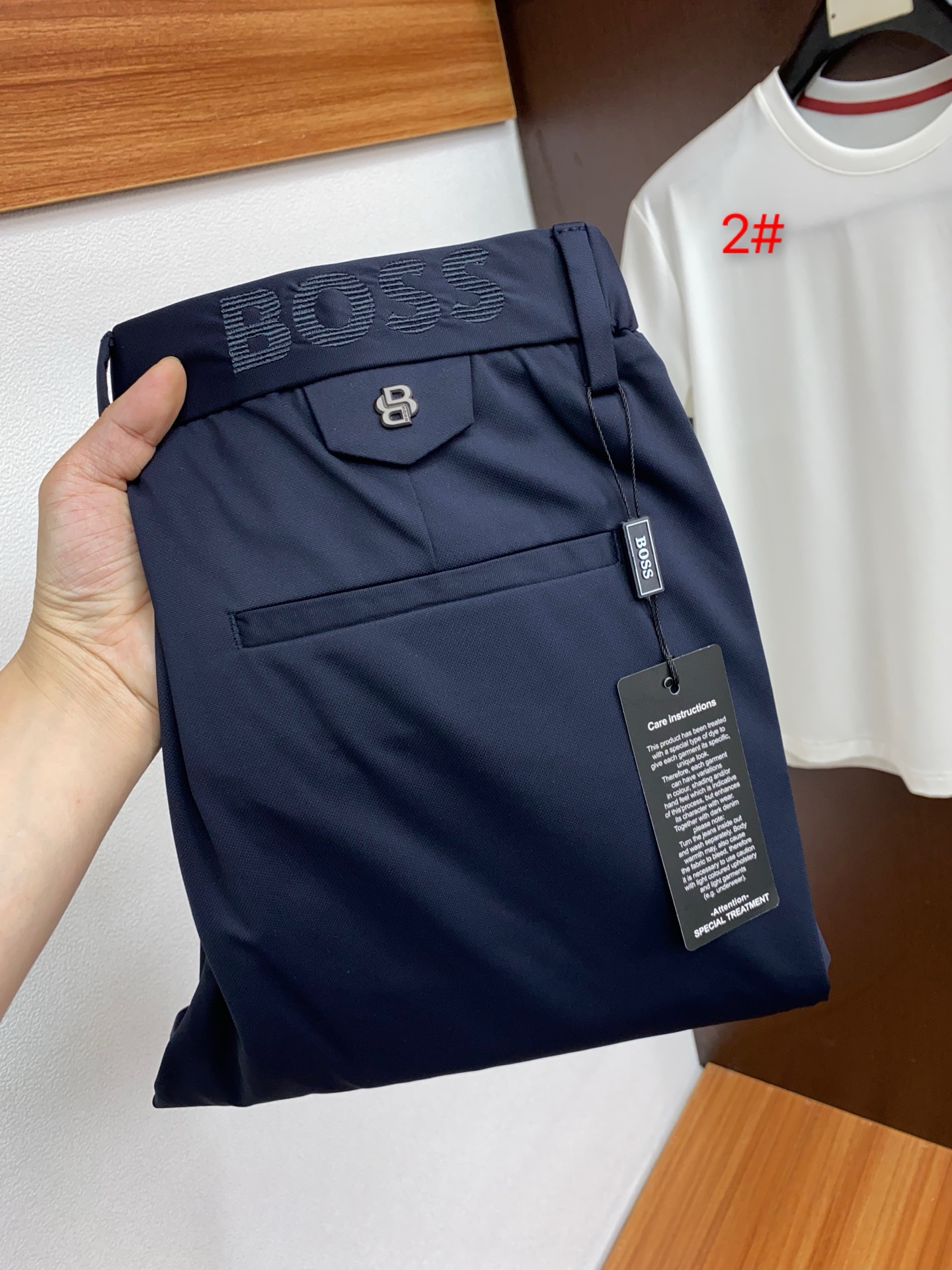 NO:122062,BOSS 2025SS Early Spring New Product Original Single Men's Suit and Casual Pants A must-have type every season, a hot-selling ace item that needs no doubt, conforms to the best matching color number of the four seasons. The overall style continues the tone of SLP, and integrates a variety of arts and craftsmanship throughout the body. It is washed and made into a natural way to create an unruly and individual style!  The details are excellent, very sophisticated, and the auxiliary materials are all supplied to customers. The metal chain strongly demonstrates the brand identity!  The heavyweight Japanese imported denim fabric is very well washed and impeccable!  Perfect cut Size 29/30/31/32/33/34/35/36/38/40, loro piana, business suit, alexander wang19860909BOSS 2025SS早春 新品 原单男士西装休闲裤 每季必出的类型,无需质疑的热卖王牌单品,符合四季最佳的搭配色号 整体的风格延续了SLP的基调,通体融入了多种工艺美学,水洗做旧浑然天成,缔造出不羁与个性的风格！细节方面极为出色,非常匠心考究,通体的辅料皆为客供 金属链条有力彰显了品牌身份！重磅日本进口的丹宁面料,水洗相当出色,无可挑剔！版型剪裁完美 尺码29/30/31/32/33/34/35/36/38/40,,loro piana,business suit,alexander wang,Men's clothing