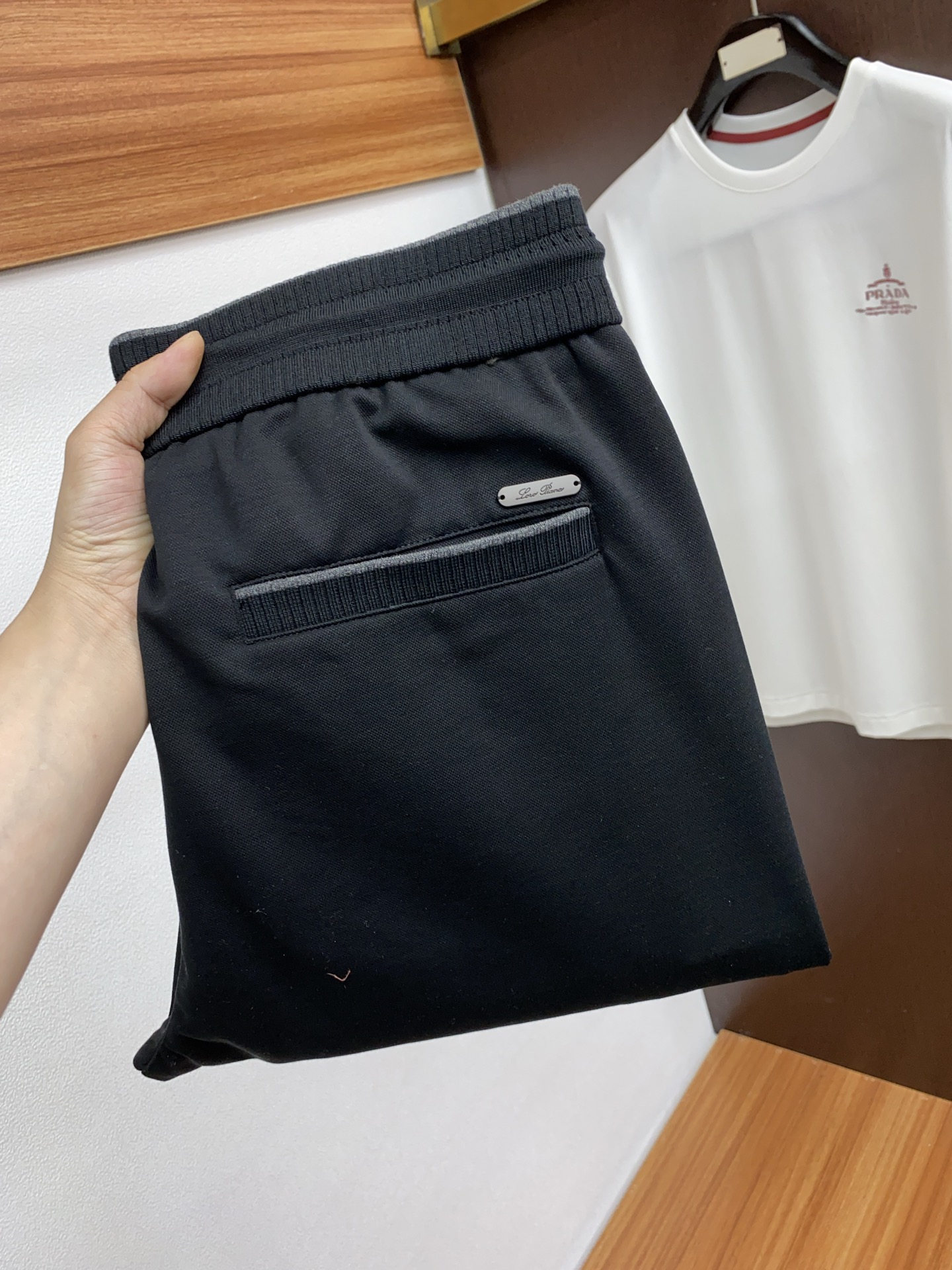 NO:122050,LP creative style casual pants This men's air layer straight casual pants are interwoven in black beige, showing the low-key Huatech and cotton interaction, soft and breathable. The exquisite embroidery shows the brand, simple and elegant. Both casual and formal are suitable for each other, and the unique taste is easy to display. Code number M-3xL, loro piana, alexander wang19860909LP 创意格调休闲裤这款男士空气层直筒休闲裤黑色米色交织间,尽显低调华科技与棉交互融合,柔软透气自在.精致刺绣显品牌,简约优雅两不误.休闲正式皆相宜,独特品味轻松展.码数 M-3xL,,loro piana,alexander wang,Men's clothing