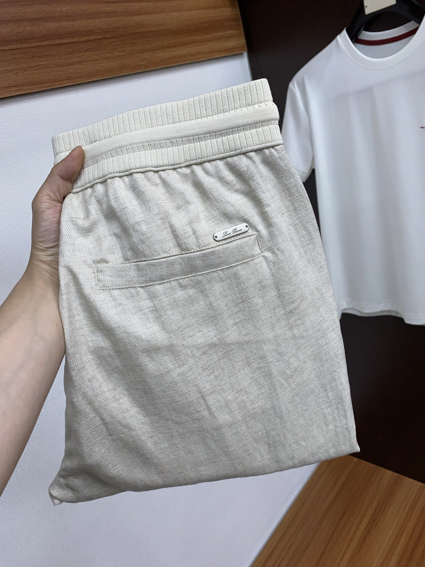 NO:124084,LP Old Qianfeng Tiansi linen casual pants The trousers are well-decorated and tailored, telling the story of inheritance and innovation with extraordinary style and luxurious and innovative materials. These pleated trousers are carefully crafted from breathable linen fabric, and are designed to create a basic wardrobe. The elegant design interprets the timeless beauty, which can be smoothly transitioned from the office to the evening activities. The built-in waist, this exquisite detail ensures an extraordinary appearance. The waist is equipped with elastic elasticity, oblique pockets on the front, embroidered side, and the rear pockets take away the logo. Number M-3xL,,loro piano,alexander wang19860909LP 老钱风天丝麻休闲裤 长裤凝聚精裁工艺,以卓越非凡的版型和华贵创新的材质讲述传承与创新的故事.这款无褶长裤采用透气亚麻面料精心制作而成,合身廓形设计,打造衣橱基础款单品.优雅设计演绎隽永美感,可从办公室流畅过渡到晚间活动.内置腰头,这一精裁细节确保外观卓越非凡 腰头设有松紧弹力 正面斜插口袋,侧面刺绣点缀 后部口袋带走标识logo. 码数 M-3xL,,loro piana,alexander wang,Men's clothing