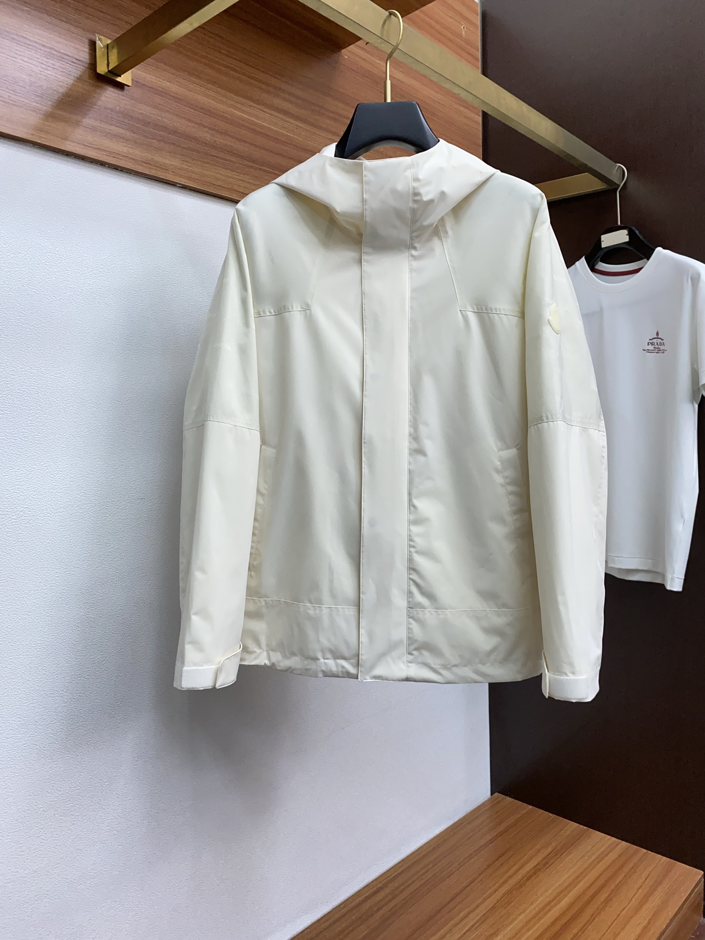 NO:124054,2025FW men's hooded jacket men's jacket, casual and daily wear items!  The upper body shape and jacquard fabric perfectly combine fashion aesthetics with the concept of new urban business and leisure. The whole body interprets the Italian-style ability and outdoor functional style, both solemn and harmonious, creating a unique styling item. The overall outline tends to be simple, with a rather unique and elegant detail treatment, enriching the overall vision. The wardrobe has excellent high attendance rate for business and leisure!  It is hard to find!  48-56 (please report height and weight by placing an order), Moncler, jackets & coats, jackets & coats, hats, alexander wang19860909蒙口 2025FW男士连帽夹克男装外套,休闲日常穿搭单品！上身修饰身形、提花面料将时装美学和新都市商务休闲概念完美融合,通体将意式的干练和户外功能性风格极致诠释,亦庄亦谐,塑造出别具一格的造型单品,整体轮廓趋于简约风格,颇为个性且雅痞的细节处理,丰富了整体视觉.衣橱商务休闲绝佳的高出勤率！可遇而不可求！48-56（下单请报身高体重）,,Moncler,jackets & coats,jackets & coats,hats,alexander wang,Men's clothing