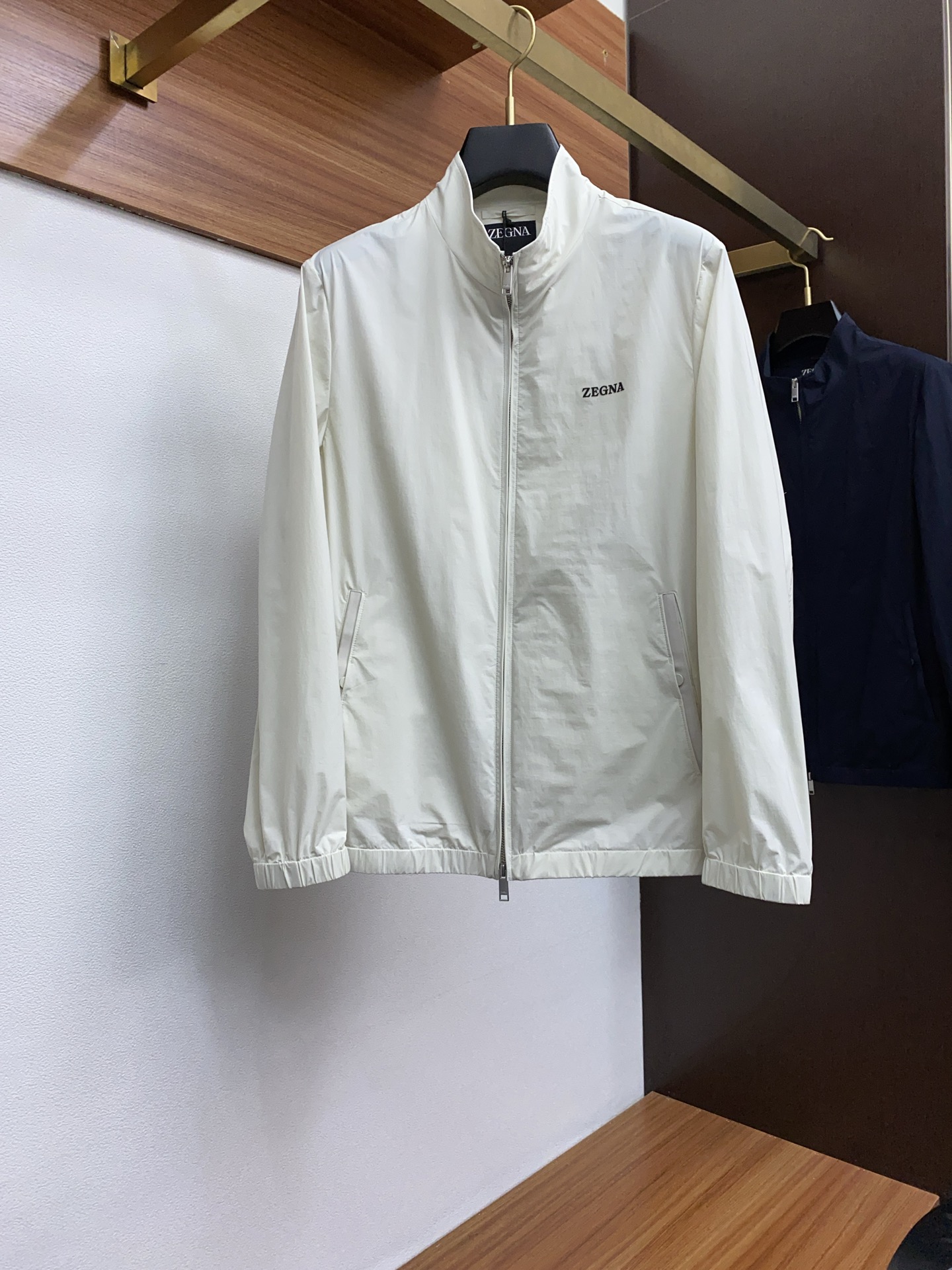 NO:122086,Jenia 2025FW men's stand-up collar jacket men's jacket, casual and daily wear items!  The upper body shape and jacquard fabric perfectly combine fashion aesthetics with the concept of new urban business and leisure. The whole body interprets the Italian-style ability and outdoor functional style, both solemn and harmonious, creating a unique styling item. The overall outline tends to be simple, with a rather unique and elegant detail treatment, enriching the overall vision. The wardrobe has excellent high attendance rate for business and leisure!  It is hard to find!  48-56 (please report height and weight by placing an order), zegna, jackets & coats, jackets & coats, alexander wang19860909杰尼亚 2025FW男士立领夹克男士外套,休闲日常穿搭单品！上身修饰身形、提花面料将时装美学和新都市商务休闲概念完美融合,通体将意式的干练和户外功能性风格极致诠释,亦庄亦谐,塑造出别具一格的造型单品,整体轮廓趋于简约风格,颇为个性且雅痞的细节处理,丰富了整体视觉.衣橱商务休闲绝佳的高出勤率！可遇而不可求！48-56（下单请报身高体重）,,zegna,jackets & coats,jackets & coats,alexander wang,Men's clothing