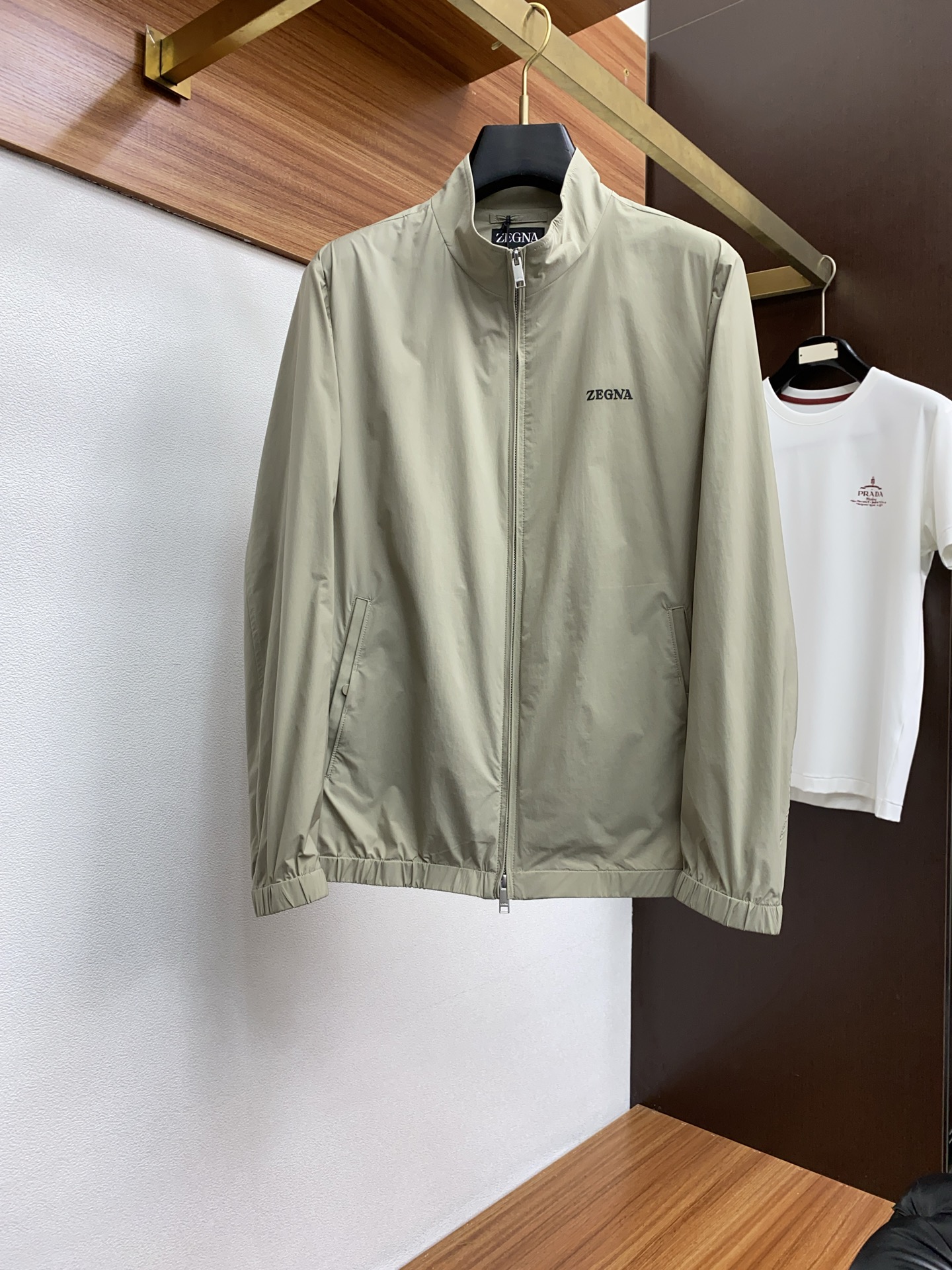 NO:122089,Jenia 2025FW men's stand-up collar jacket men's jacket, casual and daily wear items!  The upper body shape and fabric perfectly combine fashion aesthetics with the concept of new urban business and leisure. The whole body interprets the Italian-style ability and outdoor functional style, both solemn and harmonious, creating a unique styling item. The overall outline tends to be simple, with a rather unique and elegant detail treatment, enriching the overall vision. The wardrobe business and leisure are excellent and high attendance rate!  It is hard to find!  48-56 (please report height and weight by placing an order), zegna, jackets & coats, jackets & coats, alexander wang19860909杰尼亚 2025FW男士立领夹克男士外套,休闲日常穿搭单品！上身修饰身形、面料将时装美学和新都市商务休闲概念完美融合,通体将意式的干练和户外功能性风格极致诠释,亦庄亦谐,塑造出别具一格的造型单品,整体轮廓趋于简约风格,颇为个性且雅痞的细节处理,丰富了整体视觉.衣橱商务休闲绝佳的高出勤率！可遇而不可求！48-56（下单请报身高体重）,,zegna,jackets & coats,jackets & coats,alexander wang,Men's clothing