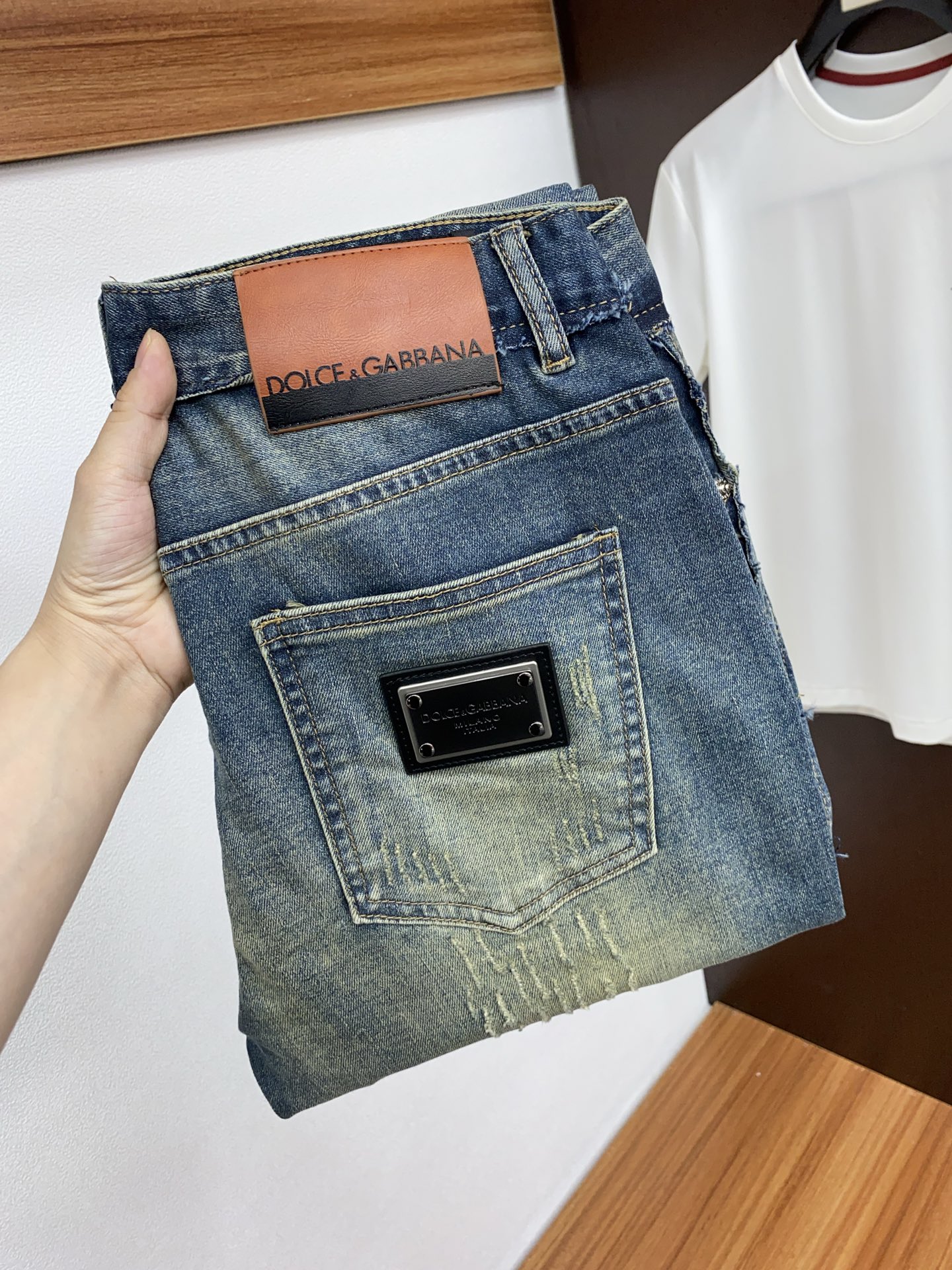 NO:122053,DG 25ss Spring and Summer New Style Men's Small Straight Original Single Jeans Autumn and Winter New Style is super soft, elastic fabric, complex craftsmanship superimposed. Any washing step lasts for a few seconds and will become completely different color effects, so it is more precious, especially long-lasting and taste-resistant... Choose the best tannin elastic texture, genuine leather leather cards, high-quality metal accessories... to create a unique and original jeans style!  Original hardware and accessories, super positive style, comfortable and breathable, extremely high grade, counter quality, and handsome upper body. Number of codes 29-38 No 35 37,,Dolce & Gabbana,jeans,alexander wang19860909DG 25ss春夏新款 男士小直筒原单 牛仔裤 秋冬新款超柔软,弹力面料,复杂的手工艺叠加,任何一个洗水环节多停留几秒都会变成完全不一样的颜色效果,所以越加珍贵,特别持久、耐味…… 选用上乘的丹宁弹力质感,真皮皮牌、高定的金属辅料……打造出独特及原创的牛仔裤款型！原版五金辅料,版型超正,舒适透气,档次极高,专柜品质,上身帅气十足. 码数29-38 无35 37,,Dolce&Gabbana,jeans,alexander wang,Men's clothing