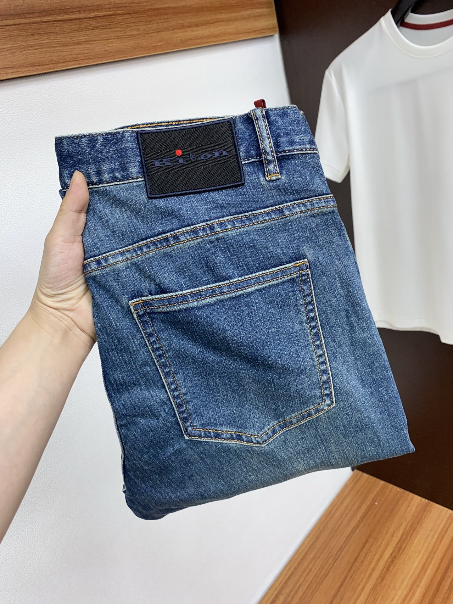 NO:122055,Kiton 25ss Spring and Summer New Style Men's Small Straight Original Single Jeans Autumn and Winter New Style is super soft, elastic fabric, complex craftsmanship superimposed. Any washing step lasts for a few seconds and will become completely different color effects, so it is more precious, especially long-lasting and taste-resistant... Choose the best tannin elastic texture, genuine leather leather cards, high-quality metal accessories... to create a unique and original jeans style!  Original hardware accessories, super positive style, comfortable and breathable, extremely high grade, counter quality, and handsome upper body. Number of 29-38 No 35 37,,jeans,alexander wang19860909kiton 25ss春夏新款 男士小直筒原单 牛仔裤 秋冬新款超柔软,弹力面料,复杂的手工艺叠加,任何一个洗水环节多停留几秒都会变成完全不一样的颜色效果,所以越加珍贵,特别持久、耐味…… 选用上乘的丹宁弹力质感,真皮皮牌、高定的金属辅料……打造出独特及原创的牛仔裤款型！原版五金辅料,版型超正,舒适透气,档次极高,专柜品质,上身帅气十足. 码数29-38 无35 37,,jeans,alexander wang,Men's clothing