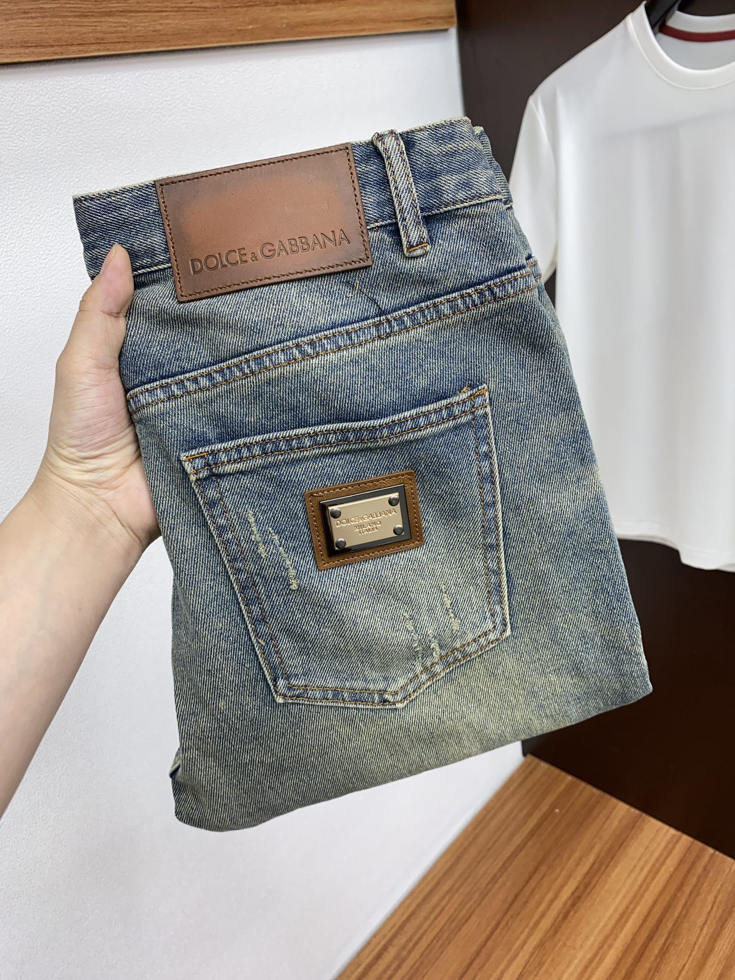 NO:124061,DG 25ss Spring and Summer New Style Men's Small Straight Original Single Jeans Autumn and Winter New Style is super soft, elastic fabric, complex craftsmanship superimposed. Any washing step lasts for a few seconds and will become completely different color effects, so it is more precious, especially long-lasting and taste-resistant... Choose the best tannin elastic texture, genuine leather leather cards, high-quality metal accessories... to create a unique and original jeans style!  Original hardware and accessories, super positive style, comfortable and breathable, extremely high grade, counter quality, and handsome upper body. Number of codes 29-38 No 35 37,,Dolce & Gabbana,jeans,alexander wang19860909DG 25ss春夏新款 男士小直筒原单 牛仔裤 秋冬新款超柔软,弹力面料,复杂的手工艺叠加,任何一个洗水环节多停留几秒都会变成完全不一样的颜色效果,所以越加珍贵,特别持久、耐味…… 选用上乘的丹宁弹力质感,真皮皮牌、高定的金属辅料……打造出独特及原创的牛仔裤款型！原版五金辅料,版型超正,舒适透气,档次极高,专柜品质,上身帅气十足. 码数29-38 无35 37,,Dolce&Gabbana,jeans,alexander wang,Men's clothing