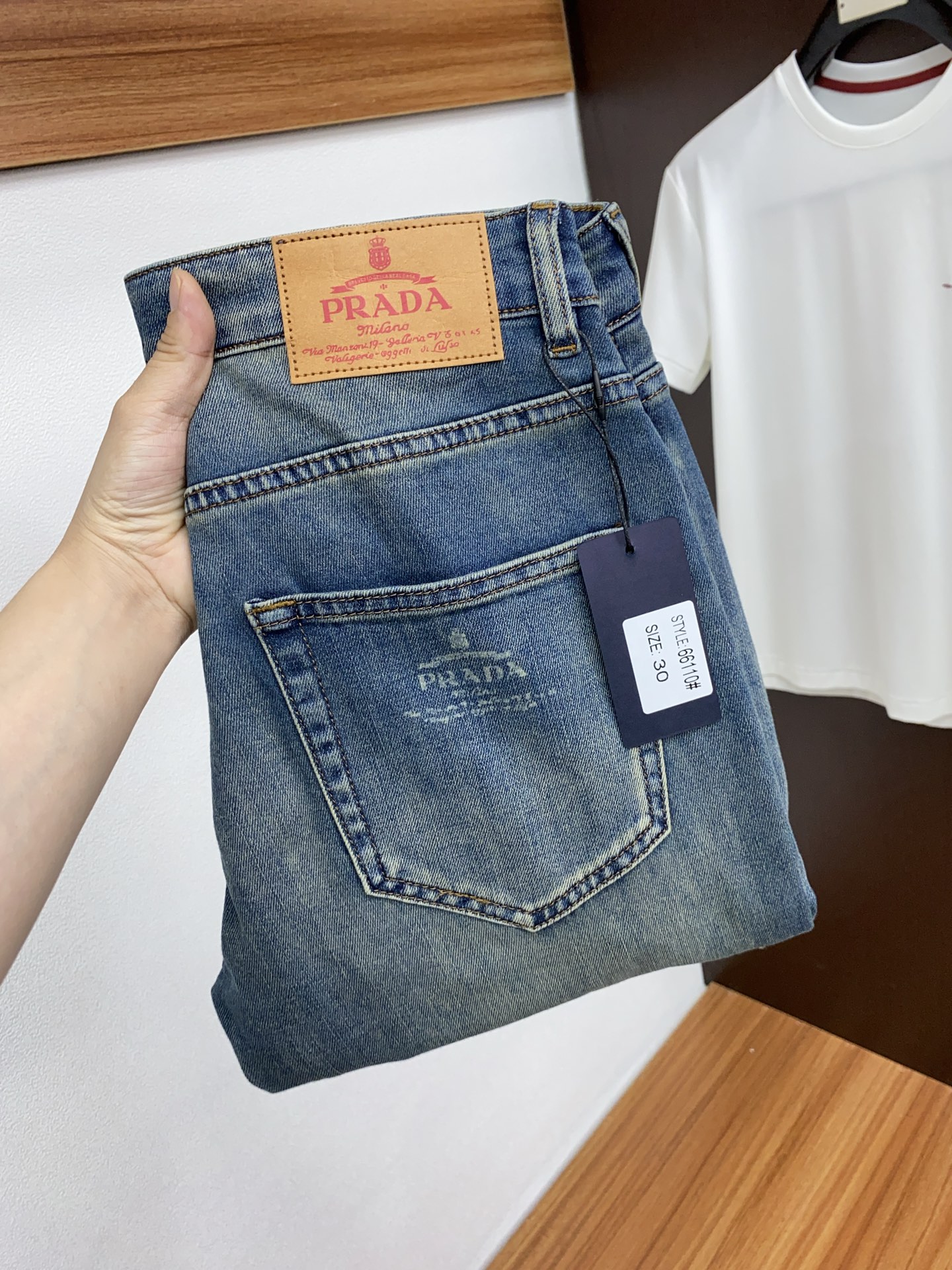 NO:124043,Prada 25ss Spring and Summer New Style Men's Small Straight Original Single Jeans Autumn and Winter New Style is super soft, elastic fabric, complex handicraft superposition. Any washing step lasts for a few seconds and will become a completely different color effect, so it is more precious, especially long-lasting and taste-resistant... Choose the best tannin elastic texture, genuine leather leather cards, high-quality metal accessories... to create a unique and original jeans style!  Original hardware accessories, super positive style, comfortable and breathable, extremely high grade, counter quality, and handsome upper body. Number of codes 29-38 No 35 37,,prada,jeans,alexander wang19860909普拉达 25ss春夏新款 男士小直筒原单 牛仔裤 秋冬新款超柔软,弹力面料,复杂的手工艺叠加,任何一个洗水环节多停留几秒都会变成完全不一样的颜色效果,所以越加珍贵,特别持久、耐味…… 选用上乘的丹宁弹力质感,真皮皮牌、高定的金属辅料……打造出独特及原创的牛仔裤款型！原版五金辅料,版型超正,舒适透气,档次极高,专柜品质,上身帅气十足. 码数29-38 无35 37,,prada,jeans,alexander wang,Men's clothing