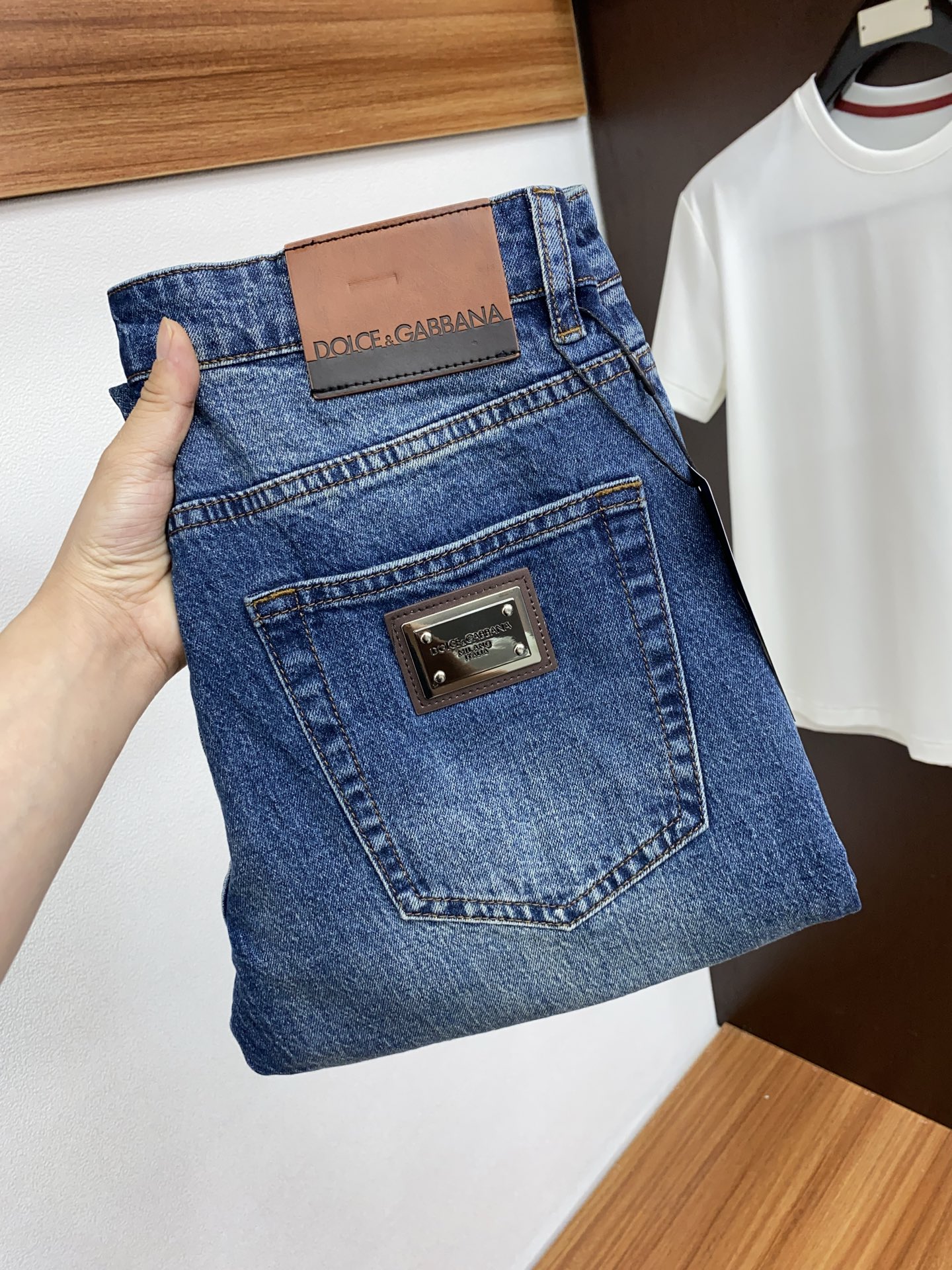 NO:124090,DG 25ss Spring and Summer New Style Men's Small Straight Original Single Jeans Autumn and Winter New Style is super soft, elastic fabric, complex craftsmanship superimposed. Any washing step lasts for a few seconds and will become completely different color effects, so it is more precious, especially long-lasting and taste-resistant... Choose the best tannin elastic texture, genuine leather leather cards, high-quality metal accessories... to create a unique and original jeans style!  Original hardware and accessories, super positive style, comfortable and breathable, extremely high grade, counter quality, and handsome upper body. Number of codes 29-38 No 35 37,,Dolce & Gabbana,jeans,alexander wang19860909DG 25ss春夏新款 男士小直筒原单 牛仔裤 秋冬新款超柔软,弹力面料,复杂的手工艺叠加,任何一个洗水环节多停留几秒都会变成完全不一样的颜色效果,所以越加珍贵,特别持久、耐味…… 选用上乘的丹宁弹力质感,真皮皮牌、高定的金属辅料……打造出独特及原创的牛仔裤款型！原版五金辅料,版型超正,舒适透气,档次极高,专柜品质,上身帅气十足. 码数29-38 无35 37,,Dolce&Gabbana,jeans,alexander wang,Men's clothing