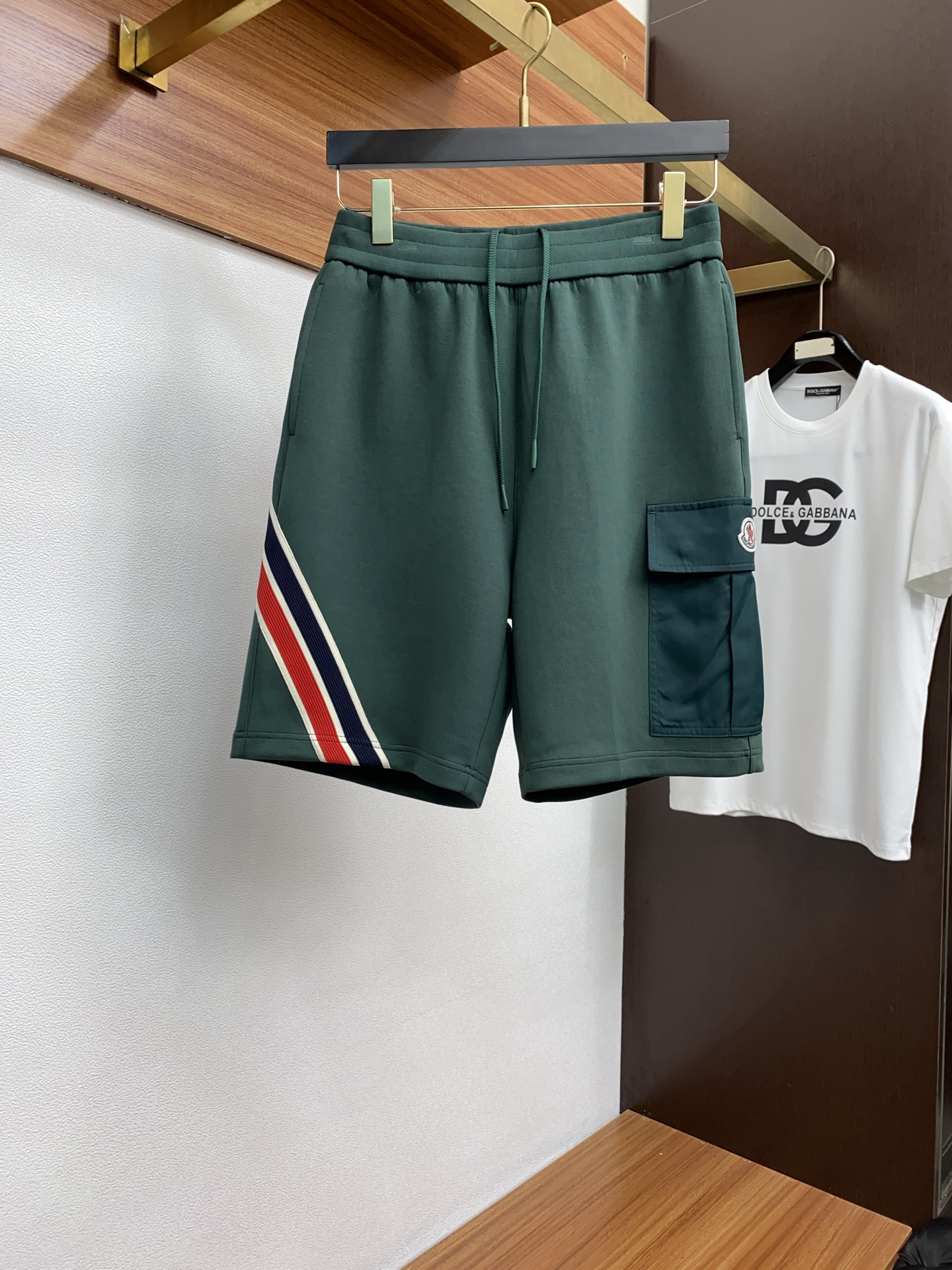 NO:122031,The new spring and summer 2025 new style, the latest casual shorts. The original pants are casual and versatile, casual and lazy, high-end custom imported fabrics, customized craftsmanship, and full of comfort. High-end and atmospheric, does the summer taste have? First choice. Number of numbers M1 XXXL, Moncler, shorts, alexander wang19860909蒙口 2025春夏季新款,最新休闲短裤.原版裤型上身休闲百搭、随性慵懒范,高级定制进口面料,订制工艺 舒适感爆棚.高端大气,夏天的味道有没有,首选 .码数M一XXXL,,Moncler,shorts,alexander wang,Men's clothing