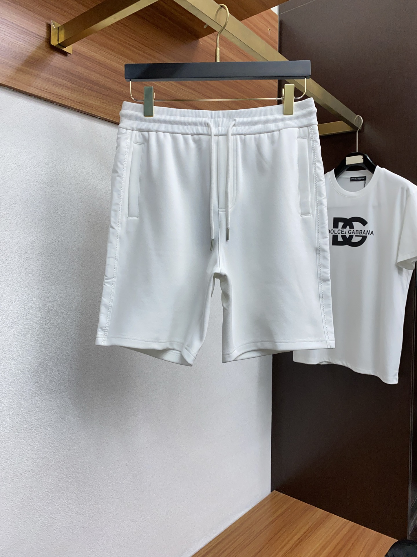 NO:125615,Fendi 2025 spring and summer new style, the latest casual shorts. The original pants are casual and versatile, casual and lazy, high-end custom imported fabrics, customized craftsmanship, and full of comfort. High-end and atmospheric, does the summer taste have? First choice. Number of numbers M1 XXXL, fendi, shorts, alexander wang19860909芬迪 2025春夏季新款,最新休闲短裤.原版裤型上身休闲百搭、随性慵懒范,高级定制进口面料,订制工艺 舒适感爆棚.高端大气,夏天的味道有没有,首选 .码数M一XXXL,,fendi,shorts,alexander wang,Men's clothing