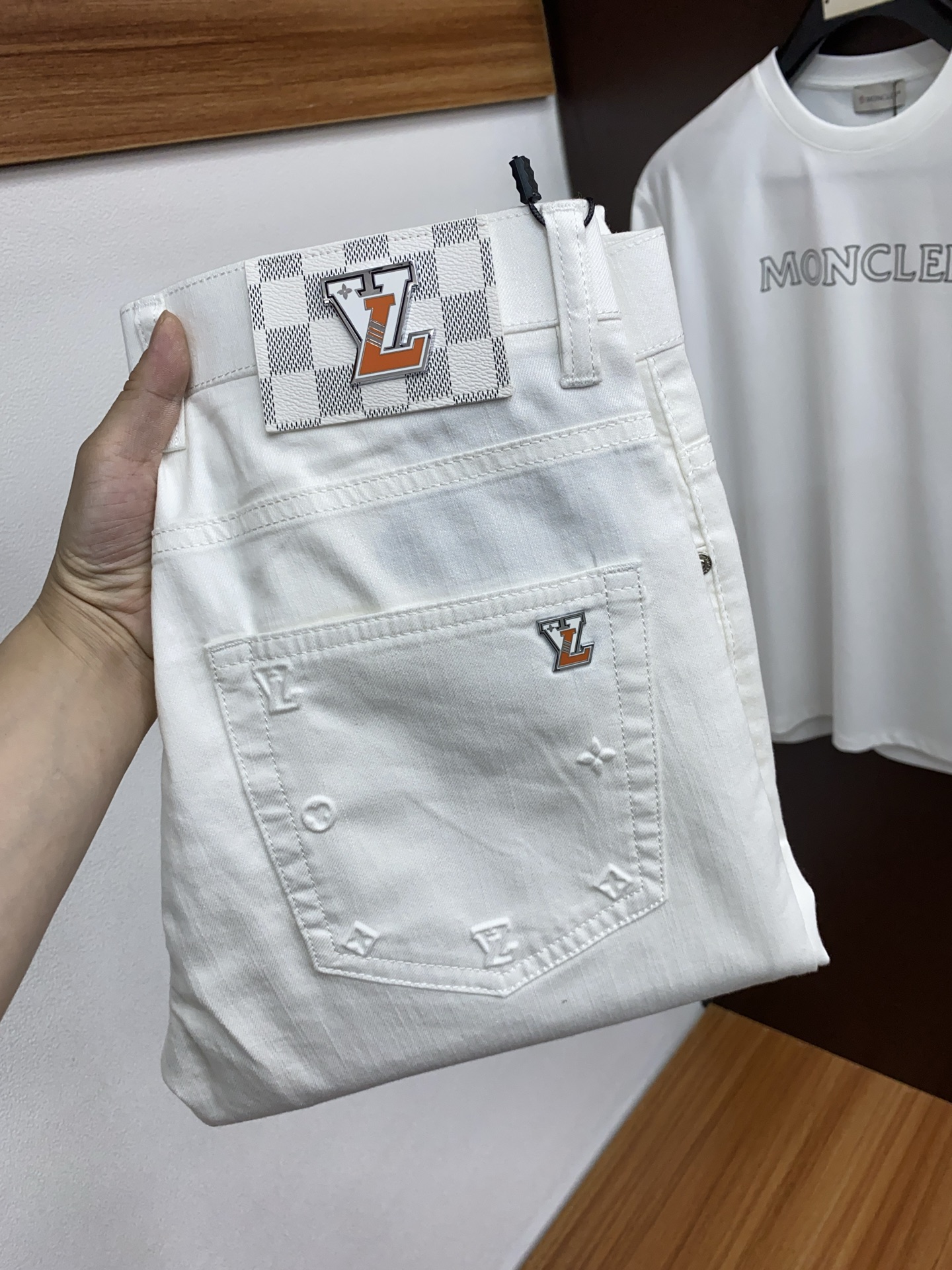 NO:125652,1v Louis Vuitton 2025 Spring and Autumn New Products Slim-fitting original single men's three-proof jeans purebred products. A must-have product every season, a hot-selling ace item that needs no doubt, conforms to the best matching color number of the four seasons. The overall style continues the tone of SLP, and integrates a variety of arts and craftsmanship throughout the body. It is washed and made into a natural way to create an unruly and personal style!  The details are excellent, very sophisticated, and the auxiliary materials are all supplied to customers. The metal chain strongly demonstrates the brand identity!  The heavyweight Japanese imported denim fabric is very well washed and impeccable!  Perfect cut size 29-40, louis vuitton,loro piana,jeans,alexander wang198609091v路易威登 2025春秋新品 修身原单男士三防牛仔裤纯血统品 每季必出的类型,无需质疑的热卖王牌单品,符合四季最佳的搭配色号 整体的风格延续了SLP的基调,通体融入了多种工艺美学,水洗做旧浑然天成,缔造出不羁与个性的风格！细节方面极为出色,非常匠心考究,通体的辅料皆为客供 金属链条有力彰显了品牌身份！重磅日本进口的丹宁面料,水洗相当出色,无可挑剔！版型剪裁完美 尺码 29-40,,louis vuitton,loro piana,jeans,alexander wang,Men's clothing