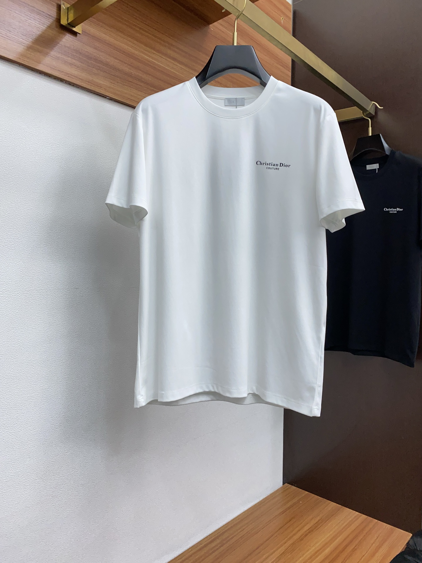 NO:126452,Dior's new spring and summer new style first-time counter has the latest short-sleeved round-neck T-shirt with high-end customization and avant-garde and fashionable design!  Brand logo heavy craft design, high-end customized mercerized cotton fabric, soft feel, comfortable to wear, exquisite counter-level car line, fine workmanship, invincible and handsome upper body effect!  A must-have item for handsome men!  Code number M-3xL21,dior,T-shirt,tees,t-shirt,alexander wang19860909迪奥 2025春夏新款首发专柜最新款短袖圆领T恤 高端订制 设计前卫时尚！品牌logo重工艺设计 高端定制丝光棉面料.手感柔软.穿着舒适.专柜级别精致车线.做工精细.上身效果无敌帅气！型男必备单品！码数M-3xL21,,dior,T-shirt,tees，t-shirt,alexander wang,Men's clothing