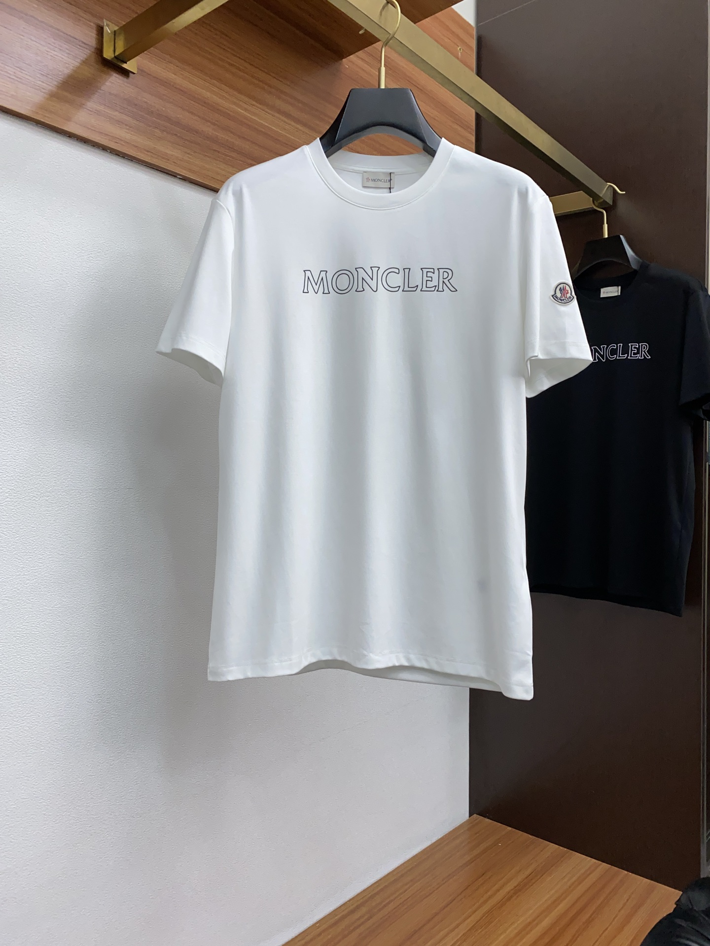 NO:124077,The new spring and summer 2025 new spring and summer first-time counter latest short-sleeved round-neck T-shirt, high-end customization, avant-garde and fashionable design!  Brand logo heavy craft design, high-end customized mercerized cotton fabric, soft feel, comfortable to wear, exquisite counter-level car line, fine workmanship, invincible and handsome upper body effect!  A must-have item for handsome men!  Code number M-3xL, Moncler, T-shirt,tees, t-shirt,alexander wang19860909蒙口 2025春夏新款首发专柜最新款短袖圆领T恤 高端订制 设计前卫时尚！品牌logo重工艺设计 高端定制丝光棉面料.手感柔软.穿着舒适.专柜级别精致车线.做工精细.上身效果无敌帅气！型男必备单品！码数M-3xL,,Moncler,T-shirt,tees，t-shirt,alexander wang,Men's clothing