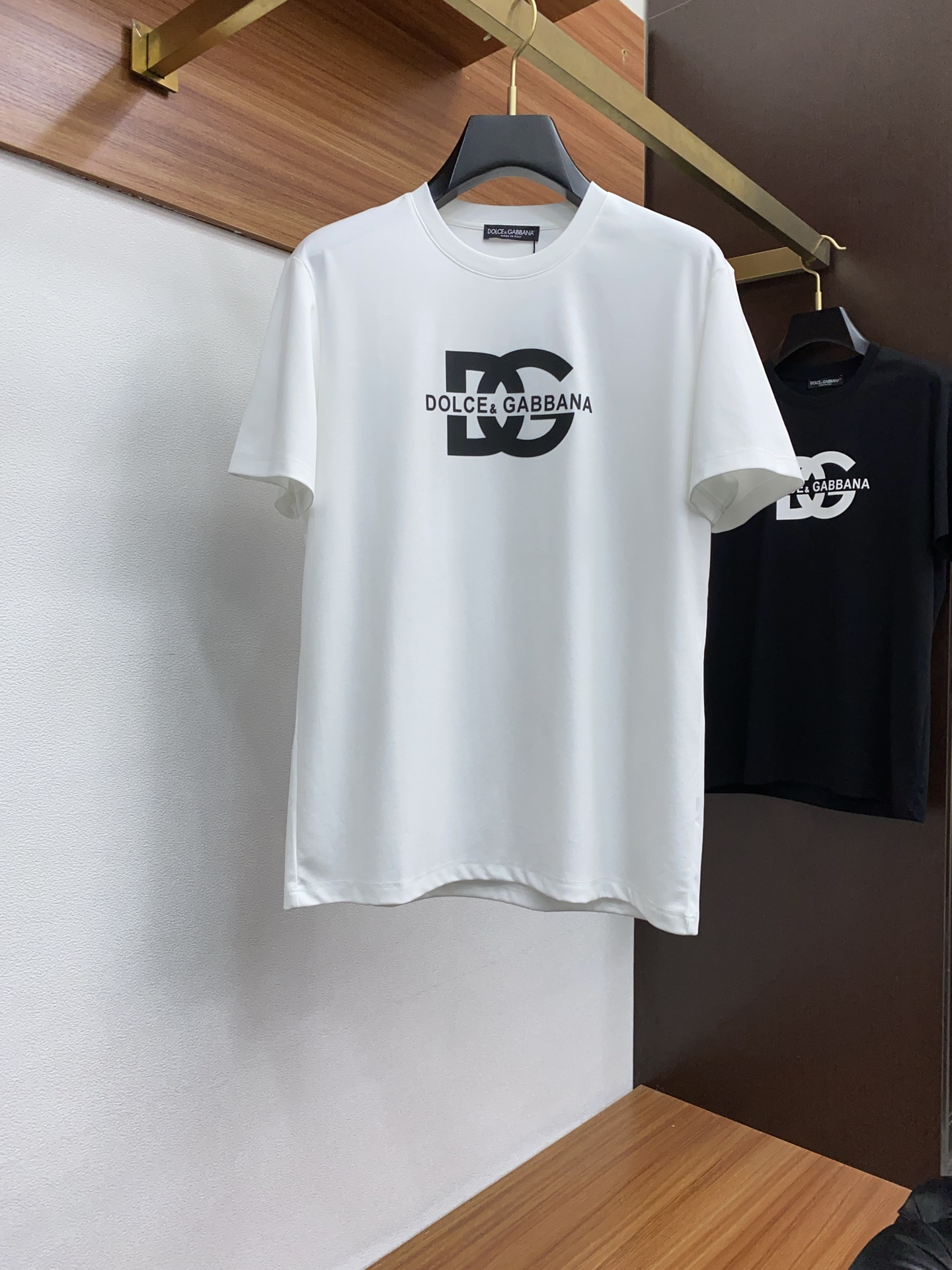 NO:124075,DG 2025 spring and summer new style first-time counter latest short-sleeved round-neck T-shirt, high-end customization, avant-garde and fashionable design!  Brand logo heavy craft design, high-end customized mercerized cotton fabric, soft feel, comfortable to wear, exquisite counter-level car line, fine workmanship, invincible and handsome upper body effect!  A must-have item for handsome men!  Code number M-3xL, Dolce & Gabbana, T-shirt, tees, t-shirt, alexander wang19860909DG 2025春夏新款首发专柜最新款短袖圆领T恤 高端订制 设计前卫时尚！品牌logo重工艺设计 高端定制丝光棉面料.手感柔软.穿着舒适.专柜级别精致车线.做工精细.上身效果无敌帅气！型男必备单品！码数M-3xL,,Dolce&Gabbana,T-shirt,tees，t-shirt,alexander wang,Men's clothing