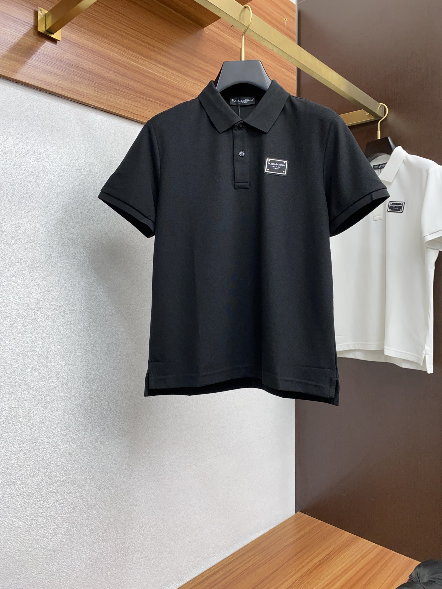 NO:125613,DG Autumn and Winter New Products, Official Website Synchronization, Mature Men, Light Male Men, Favorite Style, Classic Atmospheric and Versatile Business and Casual Polo Collar Long Sleeve T-shirt, uses top-grade Xinjiang Double Mercerated Cotton fabric, comfortable and breathable, delicate texture, super soft and skin-friendly touch!  Luxurious and noble lapel design, tailoring is a slim fit, absolutely crisp and handsome fit!  This density of sewing process is absolutely meticulous in handling details!  Code number M-3XL, Dolce & Gabbana, tees, t-shirt, alexander wang19860909DG 秋冬新品 官网同步 熟男 轻熟男 最爱款式 经典大气百搭商务休闲Polo领长袖T恤 采用顶级新疆双丝光棉面料 舒适透气 质感细腻 超柔软亲肤触感！奢华高贵 翻领设计,剪裁属于修身版型 绝对挺括帅气的合体型！这种密度的缝制工艺 对待细节处理绝对是一丝不苟！ 码数M-3XL,,Dolce&Gabbana,tees，t-shirt,alexander wang,Men's clothing