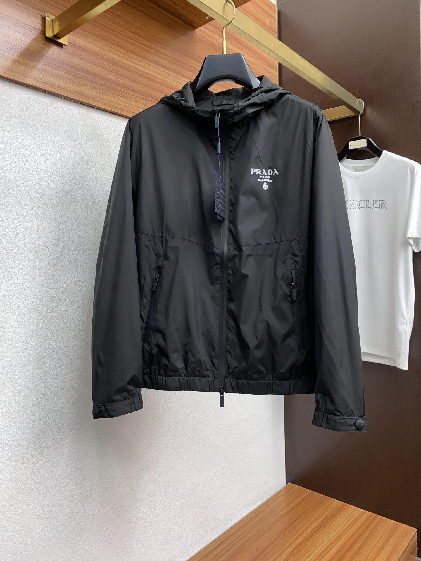 NO:125639,Prada 2025FW men's jacket men's jacket, casual and daily wear items!  The upper body shape and jacquard fabric perfectly combine fashion aesthetics with the concept of new urban business and leisure. The whole body interprets the Italian-style ability and outdoor functional style, both solemn and harmonious, creating a unique styling item. The overall outline tends to be simple, with a rather unique and elegant detail treatment, enriching the overall vision. The wardrobe has excellent high attendance rate for business and leisure!  It is hard to find!  48-56 (please report height and weight by placing an order),,prada,jackets & coats,jackets & coats,alexander wang19860909普拉达 2025FW男士夹克男装外套,休闲日常穿搭单品！上身修饰身形、提花面料将时装美学和新都市商务休闲概念完美融合,通体将意式的干练和户外功能性风格极致诠释,亦庄亦谐,塑造出别具一格的造型单品,整体轮廓趋于简约风格,颇为个性且雅痞的细节处理,丰富了整体视觉.衣橱商务休闲绝佳的高出勤率！可遇而不可求！48-56（下单请报身高体重）,,prada,jackets & coats,jackets & coats,alexander wang,Men's clothing