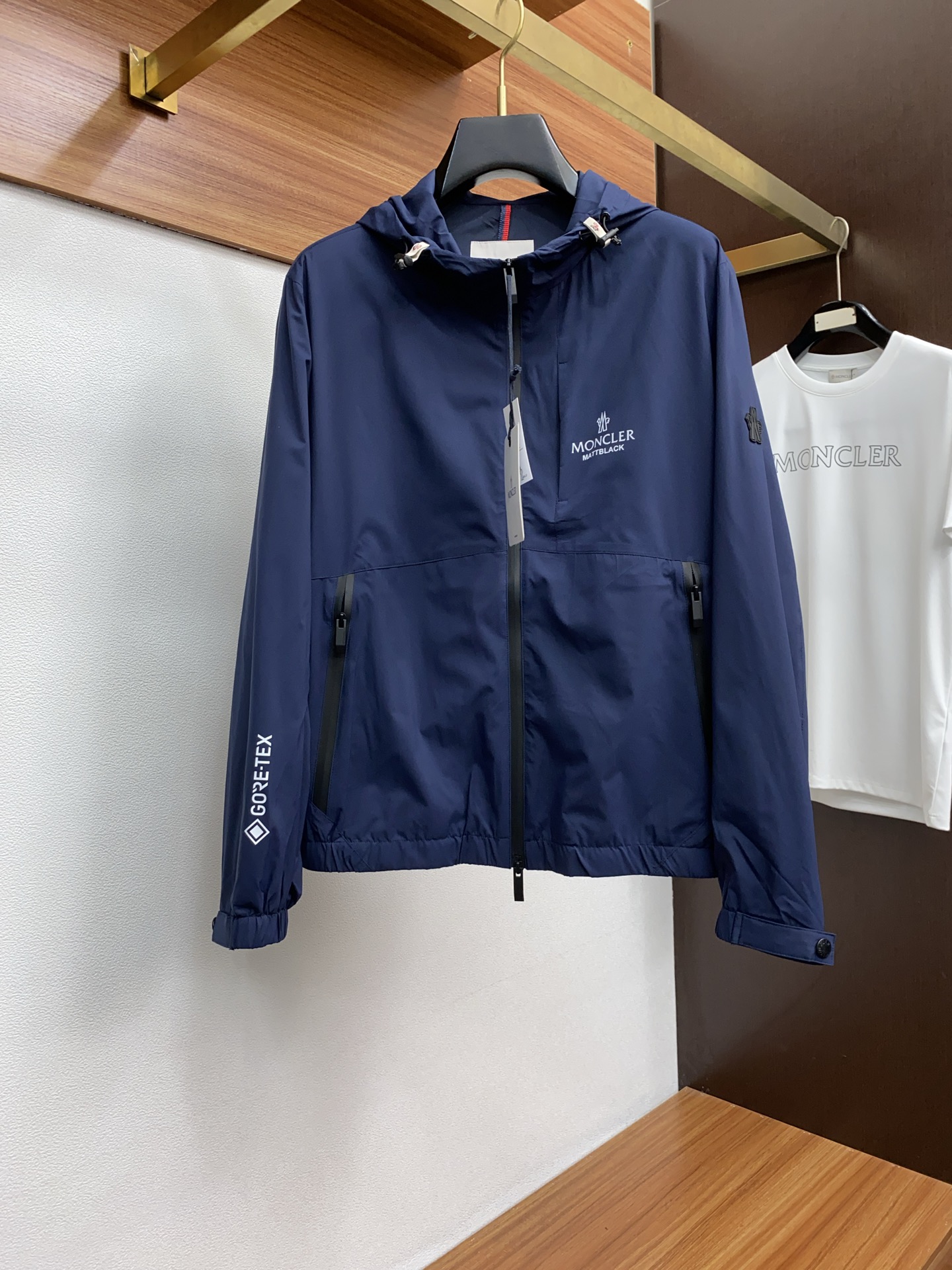 NO:124107,Covered 2025FW men's jacket men's jacket, casual and daily wear items!  The upper body shape and jacquard fabric perfectly combine fashion aesthetics with the concept of new urban business and leisure. The whole body interprets the Italian-style ability and outdoor functional style, both solemn and harmonious, creating a unique styling item. The overall outline tends to be simple, with a rather unique and elegant detail treatment, enriching the overall vision. The wardrobe has excellent high attendance rate for business and leisure!  It is hard to find!  48-56 (please report height and weight by placing an order), Moncler, jackets & coats, jackets & coats, alexander wang19860909蒙口 2025FW男士夹克男装外套,休闲日常穿搭单品！上身修饰身形、提花面料将时装美学和新都市商务休闲概念完美融合,通体将意式的干练和户外功能性风格极致诠释,亦庄亦谐,塑造出别具一格的造型单品,整体轮廓趋于简约风格,颇为个性且雅痞的细节处理,丰富了整体视觉.衣橱商务休闲绝佳的高出勤率！可遇而不可求！48-56（下单请报身高体重）,,Moncler,jackets & coats,jackets & coats,alexander wang,Men's clothing