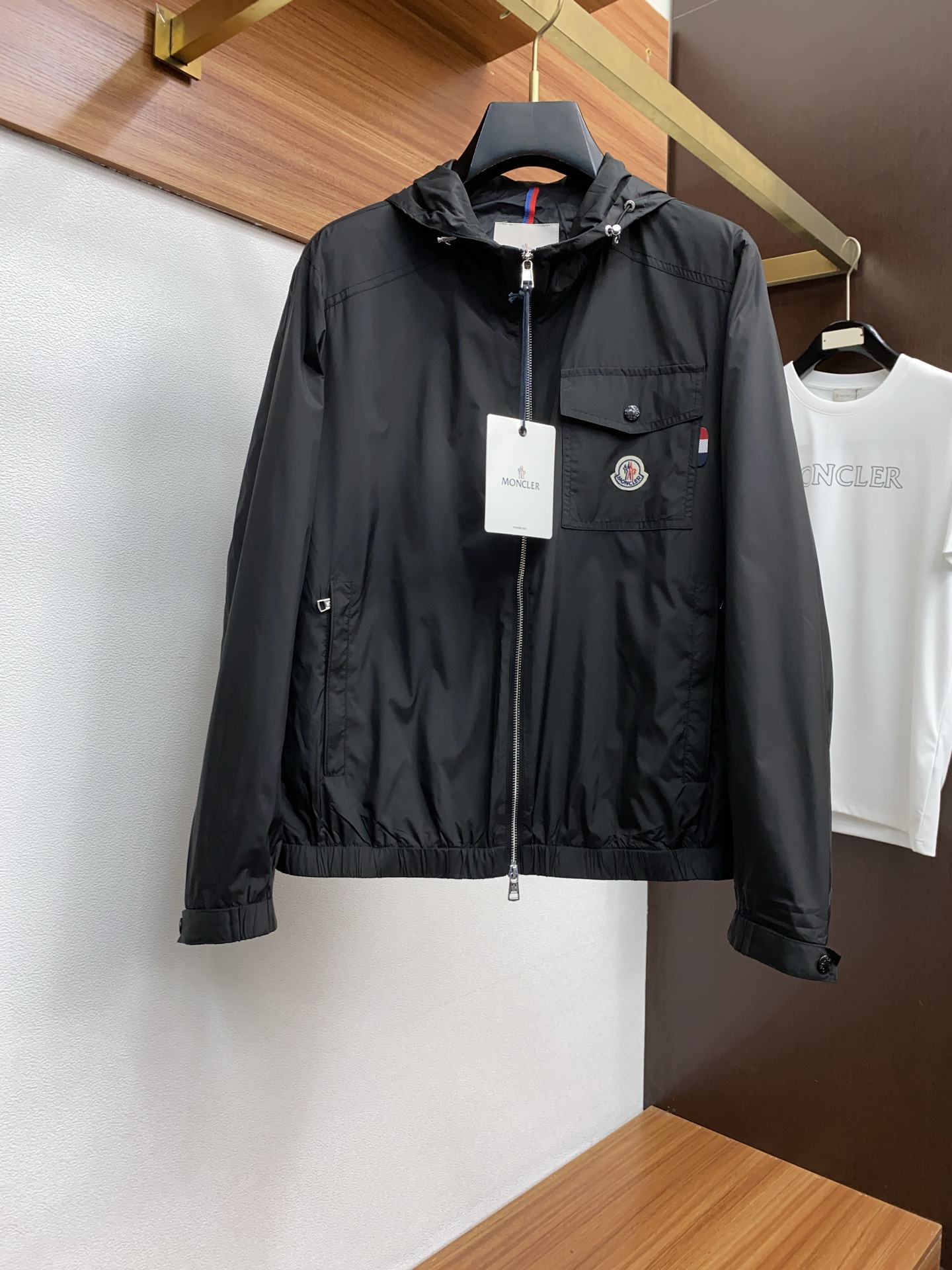 NO:124042,Covered 2025FW men's jacket men's jacket, casual and daily wear items!  The upper body shape and jacquard fabric perfectly combine fashion aesthetics with the concept of new urban business and leisure. The whole body interprets the Italian-style ability and outdoor functional style, both solemn and harmonious, creating a unique styling item. The overall outline tends to be simple, with a rather unique and elegant detail treatment, enriching the overall vision. The wardrobe has excellent high attendance rate for business and leisure!  It is hard to find!  48-56 (please report height and weight by placing an order), Moncler, jackets & coats, jackets & coats, alexander wang19860909蒙口 2025FW男士夹克男装外套,休闲日常穿搭单品！上身修饰身形、提花面料将时装美学和新都市商务休闲概念完美融合,通体将意式的干练和户外功能性风格极致诠释,亦庄亦谐,塑造出别具一格的造型单品,整体轮廓趋于简约风格,颇为个性且雅痞的细节处理,丰富了整体视觉.衣橱商务休闲绝佳的高出勤率！可遇而不可求！48-56（下单请报身高体重）,,Moncler,jackets & coats,jackets & coats,alexander wang,Men's clothing