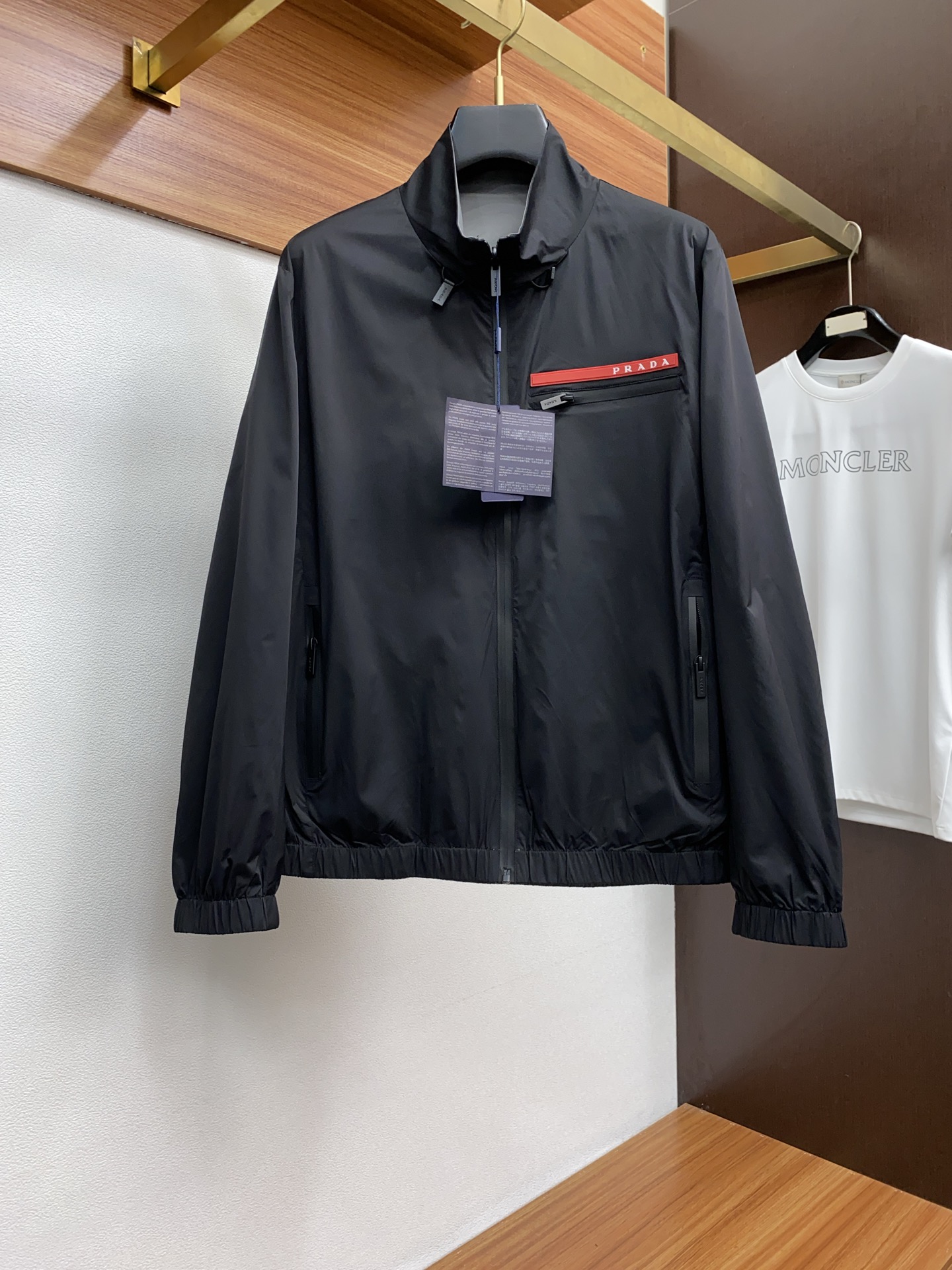 NO:122077,Prada 2025FW men's jacket men's double-sided jacket, casual and daily wear items!  The upper body shape and jacquard fabric perfectly combine fashion aesthetics with the concept of new urban business and leisure. The whole body interprets the Italian-style ability and outdoor functional style, both solemn and harmonious, creating a unique styling item. The overall outline tends to be simple, with a rather unique and elegant detail treatment, enriching the overall vision. The wardrobe has excellent high attendance rate for business and leisure!  It is hard to find!  48-56 (please report height and weight by placing an order),,prada,jackets & coats,jackets & coats,alexander wang19860909普拉达 2025FW男士夹克男装双面外套,休闲日常穿搭单品！上身修饰身形、提花面料将时装美学和新都市商务休闲概念完美融合,通体将意式的干练和户外功能性风格极致诠释,亦庄亦谐,塑造出别具一格的造型单品,整体轮廓趋于简约风格,颇为个性且雅痞的细节处理,丰富了整体视觉.衣橱商务休闲绝佳的高出勤率！可遇而不可求！48-56（下单请报身高体重）,,prada,jackets & coats,jackets & coats,alexander wang,Men's clothing