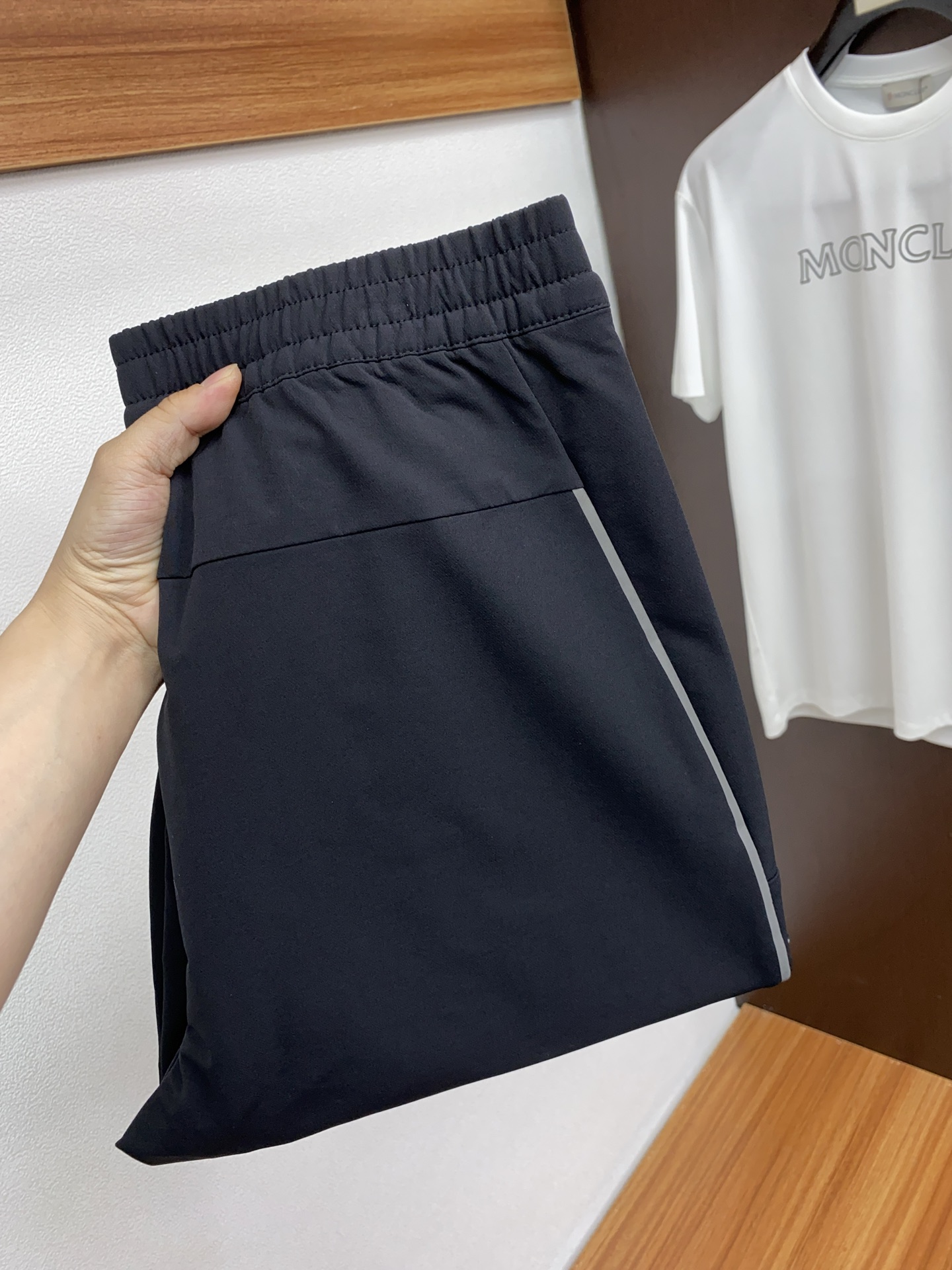 NO:125623,DiSanter 2025 spring and summer new casual pants. Outdoor quick-drying fabric is clean and neatly tailored, full of urban style. The worsted fabric is soft, glutinous and dry, and the upper body is crisp and stylish. The hardware is exquisite, business and casual, and so many top-level raw materials are beautiful, creating high-end products with unparalleled value. The first choice for high-end fashion and fashion people. Size 30-38,,alexander wang19860909迪桑特 2025春夏新款休闲裤 .户外速干面料 干净利落剪裁,都市风十足 采用精纺面料手感软糯干爽,上身效果挺括有型.五金精致,商务休闲非常好看如此众多的顶级原料,打造出价值感无与伦比的高端产品,高端潮流时尚人士首选 尺码30-38,,alexander wang,Men's clothing