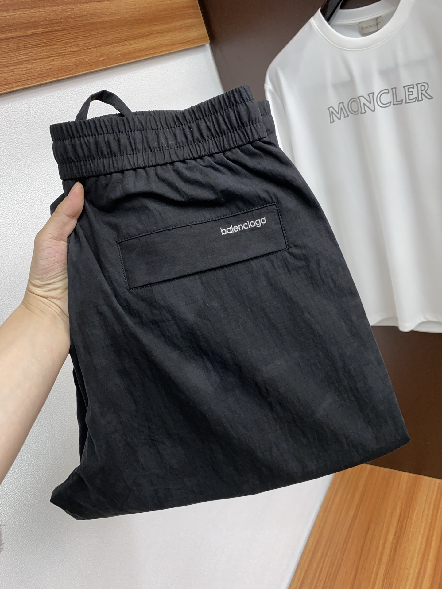 NO:122037,Balenciaga Spring and Summer 2025 new wide-leg straight-leg floor-moving casual pants, clean and neat tailored, full of urban style. The worsted fabric is soft and dry, and the upper body is crisp and stylish. The hardware is exquisite, business and casual, and the number of top-level raw materials is so beautiful, creating a high-end product with unparalleled value. The first choice for high-end fashion and fashion people. Size M-3xL, balenciaga, alexander wang19860909巴黎世家 2025春夏新款阔腿直筒拖地休闲裤 干净利落剪裁,都市风十足 采用精纺面料手感软糯干爽,上身效果挺括有型.五金精致,商务休闲非常好看如此众多的顶级原料,打造出价值感无与伦比的高端产品,高端潮流时尚人士首选 尺码M-3xL,,balenciaga,alexander wang,Men's clothing