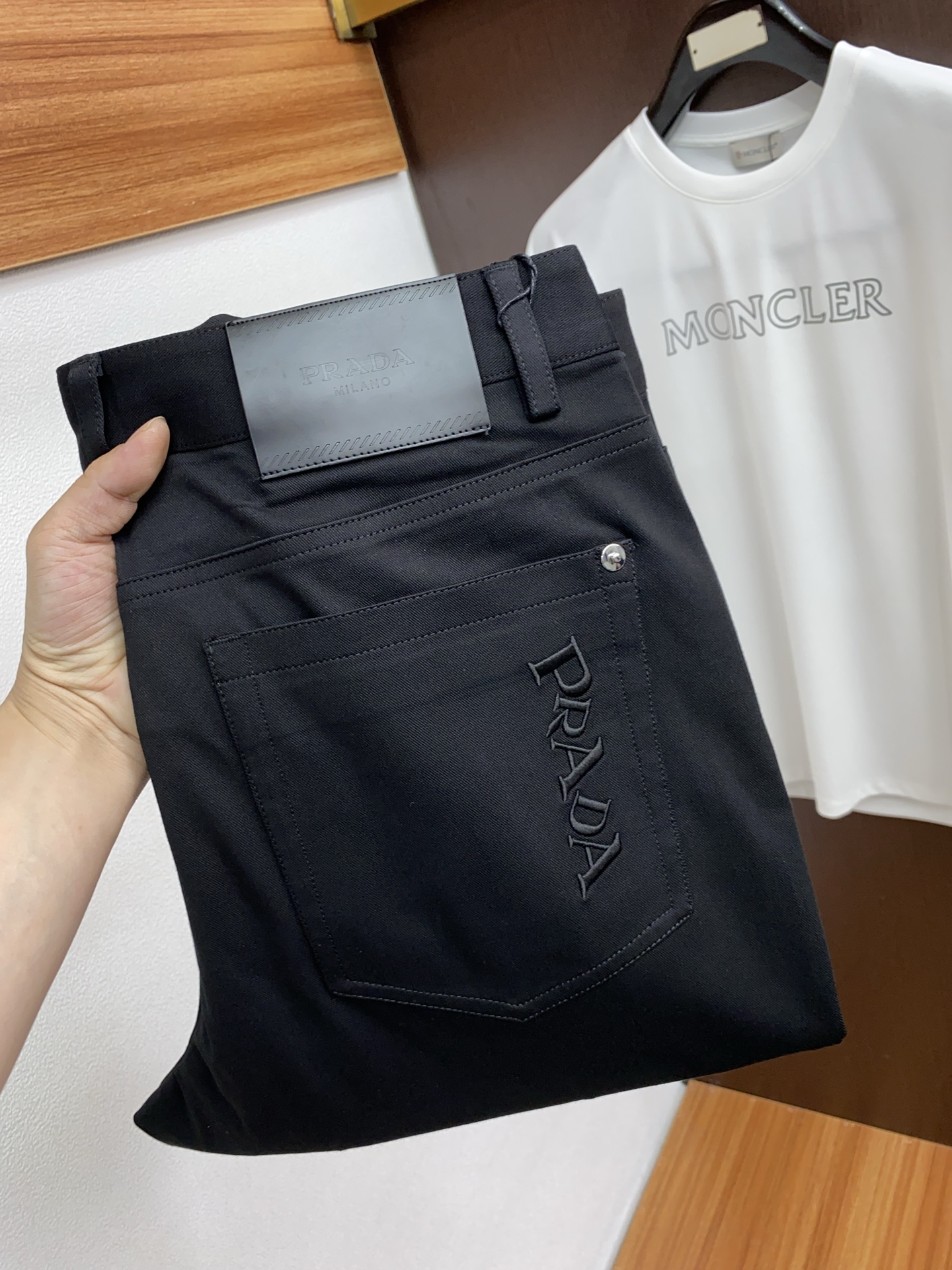 NO:124064,Prada 25ss Spring and Summer New Style Men's Small Straight Original Single Jeans Autumn and Winter New Style is super soft, elastic fabric, complex handicraft superposition. Any washing step lasts for a few seconds and will become a completely different color effect, so it is more precious, especially long-lasting and taste-resistant... Choose the best tannin elastic texture, genuine leather leather cards, high-quality metal accessories... to create a unique and original jeans style!  Original hardware accessories, super positive style, comfortable and breathable, extremely high grade, counter quality, and handsome upper body. Number of 30-38 No 35 37,,prada,jeans,alexander wang19860909普拉达 25ss春夏新款 男士小直筒原单 牛仔裤 秋冬新款超柔软,弹力面料,复杂的手工艺叠加,任何一个洗水环节多停留几秒都会变成完全不一样的颜色效果,所以越加珍贵,特别持久、耐味…… 选用上乘的丹宁弹力质感,真皮皮牌、高定的金属辅料……打造出独特及原创的牛仔裤款型！原版五金辅料,版型超正,舒适透气,档次极高,专柜品质,上身帅气十足. 码数30-38 无35 37,,prada,jeans,alexander wang,Men's clothing