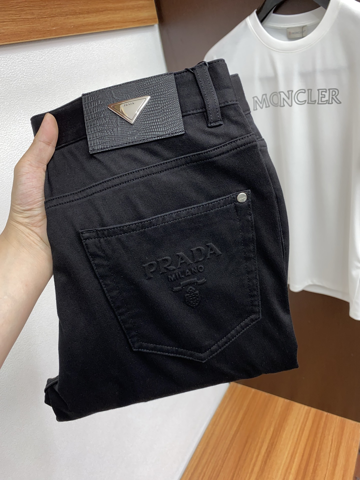 NO:124067,Guqi 25ss Spring and Summer New Style Men's Small Straight Original Single Jeans Autumn and Winter New Style is super soft, elastic fabric, complex craftsmanship superimposed. Any washing step lasts for a few seconds and will become completely different color effects, so it is more precious, especially long-lasting and taste-resistant... Choose the best tannin elastic texture, genuine leather leather cards, high-quality metal accessories... to create a unique and original jeans style!  Original hardware and accessories, super positive style, comfortable and breathable, extremely high grade, counter quality, and handsome upper body. Number of 30-38 No 35 37,,jeans,alexander wang19860909古奇 25ss春夏新款 男士小直筒原单 牛仔裤 秋冬新款超柔软,弹力面料,复杂的手工艺叠加,任何一个洗水环节多停留几秒都会变成完全不一样的颜色效果,所以越加珍贵,特别持久、耐味…… 选用上乘的丹宁弹力质感,真皮皮牌、高定的金属辅料……打造出独特及原创的牛仔裤款型！原版五金辅料,版型超正,舒适透气,档次极高,专柜品质,上身帅气十足. 码数30-38 无35 37,,jeans,alexander wang,Men's clothing