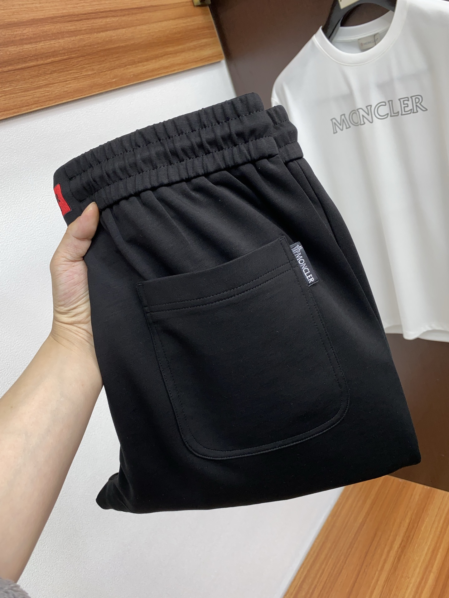 NO:122046,The new casual pants in spring and summer 2025 are clean and neatly tailored, full of urban style. The worsted fabric is soft and dry, and the upper body is crisp and stylish. The hardware is exquisite, and the business and casual look is very good. There are so many top-level raw materials to create high-end products with unparalleled value. The first choice for high-end fashion and fashion people. Size M-3xL, Moncler, alexander wang19860909蒙口 2025春夏新款休闲裤 干净利落剪裁,都市风十足 采用精纺面料手感软糯干爽,上身效果挺括有型.五金精致,商务休闲非常好看如此众多的顶级原料,打造出价值感无与伦比的高端产品,高端潮流时尚人士首选 尺码M-3xL,,Moncler,alexander wang,Men's clothing