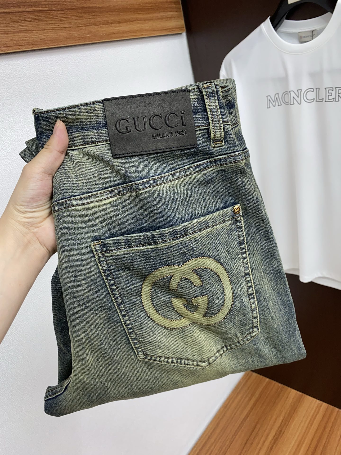 NO:122064,Guqi 25ss Spring and Summer New Style Men's Small Straight Original Single Jeans Autumn and Winter New Style is super soft, elastic fabric, complex craftsmanship superimposed. Any washing step lasts for a few seconds and will become completely different color effects, so it is more precious, especially long-lasting and taste-resistant... Choose the best tannin elastic texture, genuine leather leather cards, high-quality metal accessories... to create a unique and original jeans style!  Original hardware and accessories, super positive style, comfortable and breathable, extremely high grade, counter quality, and handsome upper body. Number of 30-38 No 35 37,,jeans,alexander wang19860909古奇 25ss春夏新款 男士小直筒原单 牛仔裤 秋冬新款超柔软,弹力面料,复杂的手工艺叠加,任何一个洗水环节多停留几秒都会变成完全不一样的颜色效果,所以越加珍贵,特别持久、耐味…… 选用上乘的丹宁弹力质感,真皮皮牌、高定的金属辅料……打造出独特及原创的牛仔裤款型！原版五金辅料,版型超正,舒适透气,档次极高,专柜品质,上身帅气十足. 码数30-38 无35 37,,jeans,alexander wang,Men's clothing