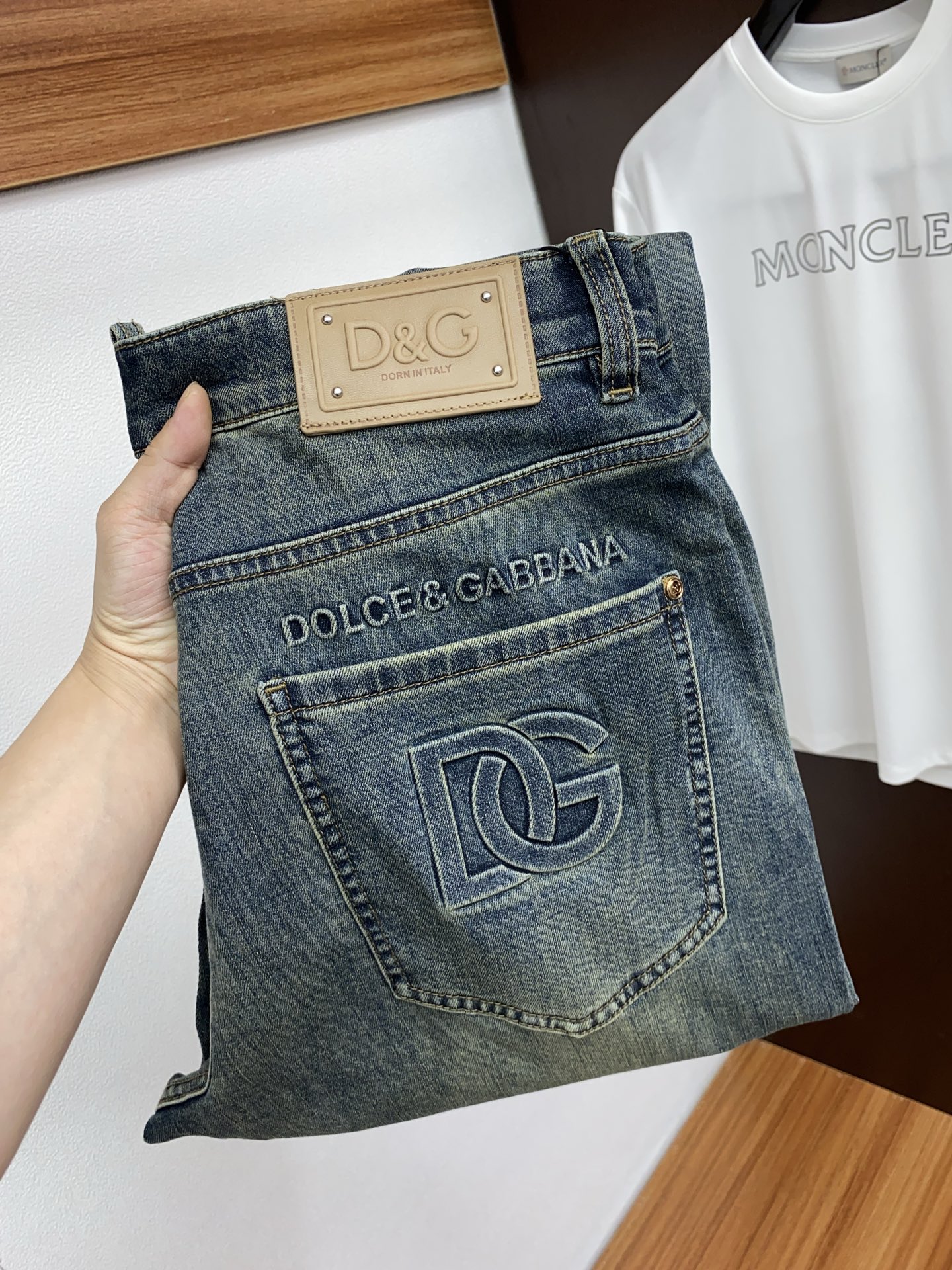 NO:122047,Dior 25ss Spring and Summer New Style Men's Small Straight Original Single Jeans Autumn and Winter New Style is super soft, elastic fabric, complex craftsmanship superimposed. Any washing step lasts for a few seconds and will become a completely different color effect, so it is more precious, especially long-lasting and odor-resistant... Choose the best tannin elastic texture, genuine leather leather cards, high-quality metal accessories... to create a unique and original jeans style!  Original hardware and accessories, super positive style, comfortable and breathable, extremely high grade, counter quality, and handsome upper body. Number of 30-38 No 35 37,,dior,jeans,alexander wang19860909迪奥 25ss春夏新款 男士小直筒原单 牛仔裤 秋冬新款超柔软,弹力面料,复杂的手工艺叠加,任何一个洗水环节多停留几秒都会变成完全不一样的颜色效果,所以越加珍贵,特别持久、耐味…… 选用上乘的丹宁弹力质感,真皮皮牌、高定的金属辅料……打造出独特及原创的牛仔裤款型！原版五金辅料,版型超正,舒适透气,档次极高,专柜品质,上身帅气十足. 码数30-38 无35 37,,dior,jeans,alexander wang,Men's clothing