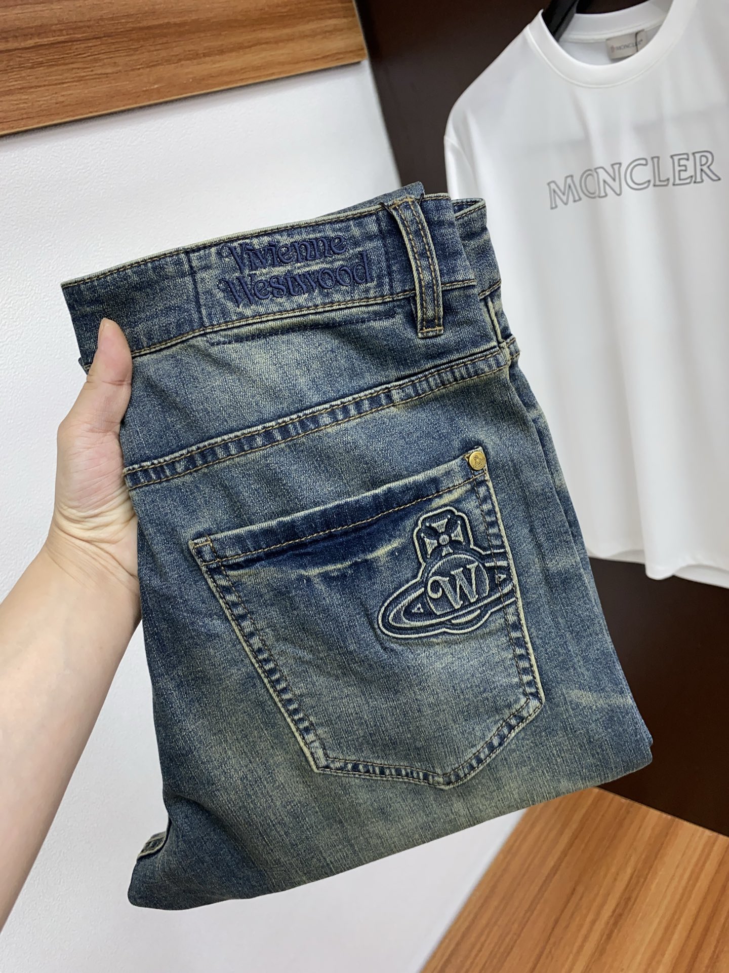 NO:122049,Queen Mother Citizen 25ss Spring and Summer New Style Men's Small Straight Original Single Jeans Autumn and Winter New Style is super soft, elastic fabric, complex craftsmanship superimposed. Any washing step lasts for a few seconds and will become completely different color effects, so it is more precious, especially long-lasting and taste-resistant... Choose the best tannin elastic texture, genuine leather leather cards, high-quality metal accessories... to create a unique and original jeans style!  Original hardware and accessories, super positive style, comfortable and breathable, extremely high grade, counter quality, and handsome upper body. Number of 30-38 No 35 37,,jeans,alexander wang19860909西太后 25ss春夏新款 男士小直筒原单 牛仔裤 秋冬新款超柔软,弹力面料,复杂的手工艺叠加,任何一个洗水环节多停留几秒都会变成完全不一样的颜色效果,所以越加珍贵,特别持久、耐味…… 选用上乘的丹宁弹力质感,真皮皮牌、高定的金属辅料……打造出独特及原创的牛仔裤款型！原版五金辅料,版型超正,舒适透气,档次极高,专柜品质,上身帅气十足. 码数30-38 无35 37,,jeans,alexander wang,Men's clothing