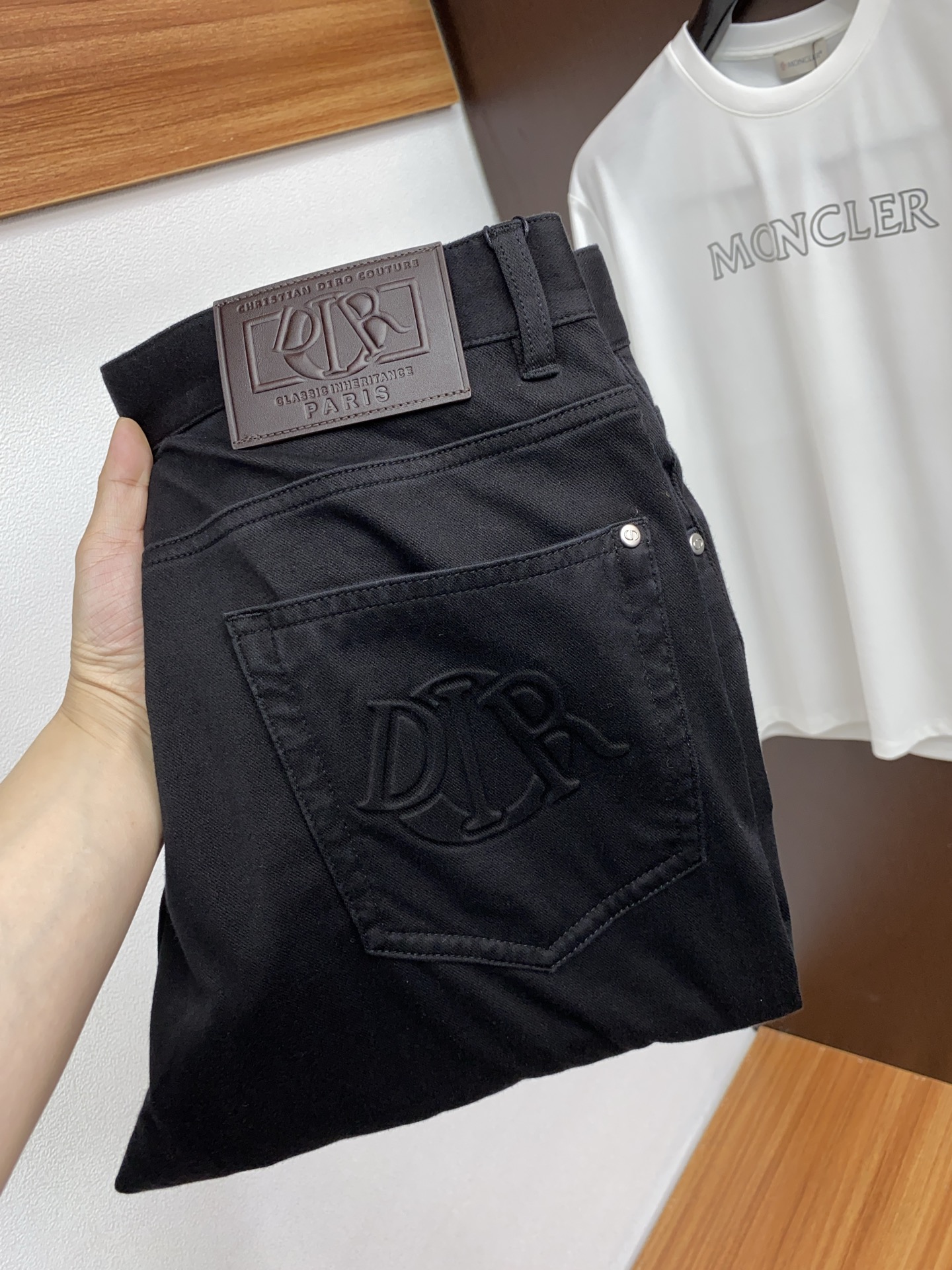 NO:122051,Dior 25ss Spring and Summer New Style Men's Small Straight Original Single Jeans Autumn and Winter New Style is super soft, elastic fabric, complex craftsmanship superimposed. Any washing step lasts for a few seconds and will become a completely different color effect, so it is more precious, especially long-lasting and odor-resistant... Choose the best tannin elastic texture, genuine leather leather cards, high-quality metal accessories... to create a unique and original jeans style!  Original hardware and accessories, super positive style, comfortable and breathable, extremely high grade, counter quality, and handsome upper body. Number of 30-38 No 35 37,,dior,jeans,alexander wang19860909迪奥 25ss春夏新款 男士小直筒原单 牛仔裤 秋冬新款超柔软,弹力面料,复杂的手工艺叠加,任何一个洗水环节多停留几秒都会变成完全不一样的颜色效果,所以越加珍贵,特别持久、耐味…… 选用上乘的丹宁弹力质感,真皮皮牌、高定的金属辅料……打造出独特及原创的牛仔裤款型！原版五金辅料,版型超正,舒适透气,档次极高,专柜品质,上身帅气十足. 码数30-38 无35 37,,dior,jeans,alexander wang,Men's clothing