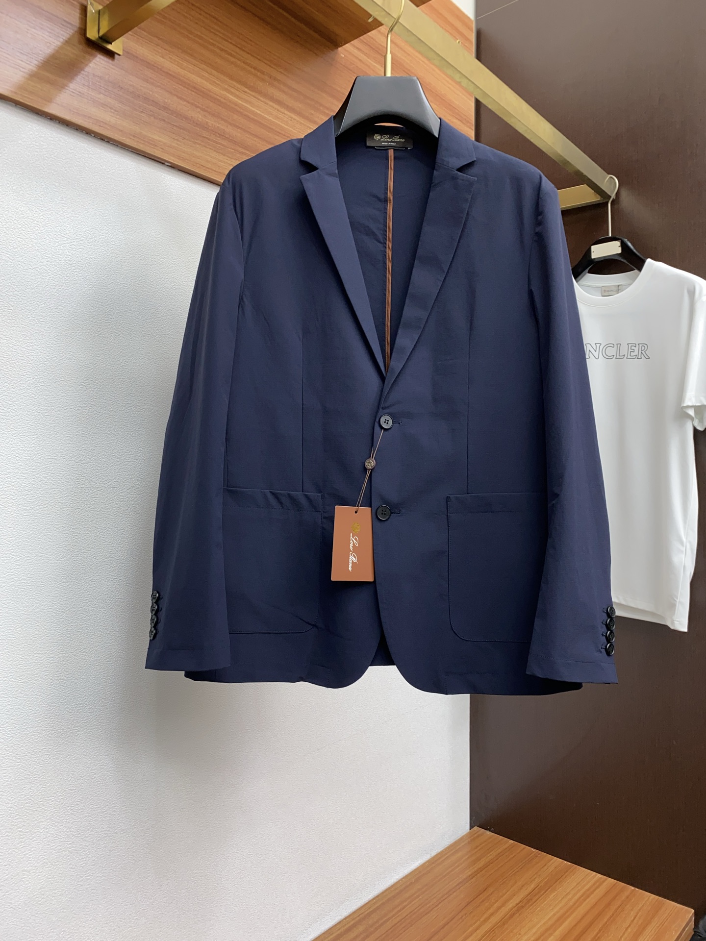 NO:124048,Lp has released a new high-end business casual suit jacket for men/single. It has a typical Italian style, low-key and luxurious, elegant and noble. Every detail proves the brand's own sense of luxury!  The overall suit is first-class, and the edge-covered lines are hand-sewn by the workshop's top tailor. The arches are neat and fine, very ingenious, and are cut and slim, which are in line with the best ergonomic design. The lines are clean and neat. The classic two-pin buckle design can just balance the body's hard feeling, and the upper body looks more upright and agile, full of shape!  The color matching is light and versatile, taste and elegant temperament are compatible, and the outfits are easy to interpret unique fashion attitudes and gentlemanly styles. Urban business commuting and leisure are perfect!  Color khaki Navy Size 48-56, Loro piana, jackets & coats, alexander wang19860909Lp 早出新款男士高端商务休闲西服外套/单西.颇具意大利典型风格、低调且奢华,优雅且高贵,每一个细节都在力证品牌自身的高级感！西服整体品相一流,包边走线均由工坊顶级裁缝大师纯手工缝制,拱针对条工整精细,非常匠心,剪裁修身合体,符合人体最佳工学设计,线条感干净利落,经典两粒扣设计,能够恰到好处的平衡身体坚硬的感觉,上身更显挺拔矫健,型格十足！配色轻熟百搭,品味与优雅气质兼容并蓄,穿搭轻松诠释与众不同的时尚态度与绅士格调,都市商务通勤与休闲完美兼备！ 颜色卡其色 藏青 尺码48-56,,loro piana,jackets & coats,alexander wang,Men's clothing