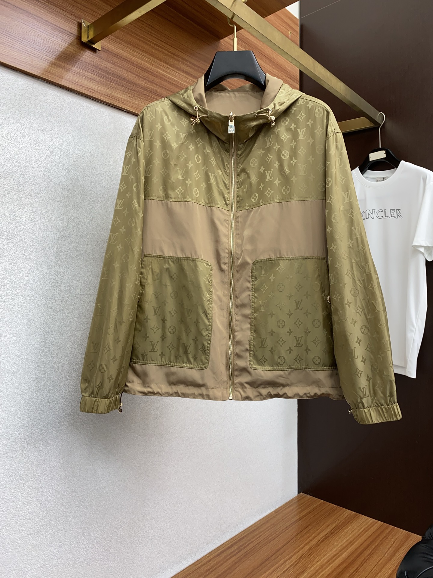 NO:124110,1v Louis Vuitton 2025FW Men's Hooded Double-sided Jacket Men's Jacket, Casual Daily Wearing Products!  The upper body shape and jacquard fabric perfectly combine fashion aesthetics with the concept of new urban business and leisure. The whole body interprets the Italian-style ability and outdoor functional style, both solemn and harmonious, creating a unique styling item. The overall outline tends to be simple, with a rather unique and elegant detail treatment, enriching the overall vision. The wardrobe has excellent high attendance rate for business and leisure!  It is hard to find!  48-56 (please report height and weight by placing an order),,louis vuitton,jackets & coats,jackets & coats,hats,alexander wang198609091v 路易威登 2025FW男士连帽 双面夹克男装外套,休闲日常穿搭单品！上身修饰身形、提花面料将时装美学和新都市商务休闲概念完美融合,通体将意式的干练和户外功能性风格极致诠释,亦庄亦谐,塑造出别具一格的造型单品,整体轮廓趋于简约风格,颇为个性且雅痞的细节处理,丰富了整体视觉.衣橱商务休闲绝佳的高出勤率！可遇而不可求！48-56（下单请报身高体重）,,louis vuitton,jackets & coats,jackets & coats,hats,alexander wang,Men's clothing