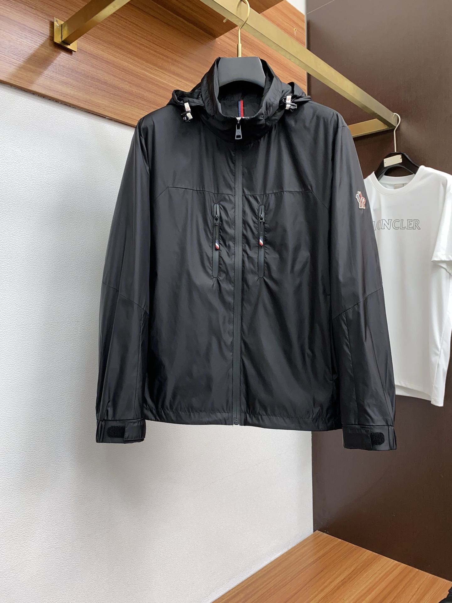 NO:122080,2025FW men's hooded jacket men's jacket, casual and daily wear items!  The upper body shape and jacquard fabric perfectly combine fashion aesthetics with the concept of new urban business and leisure. The whole body interprets the Italian-style ability and outdoor functional style, both solemn and harmonious, creating a unique styling item. The overall outline tends to be simple, with a rather unique and elegant detail treatment, enriching the overall vision. The wardrobe has excellent high attendance rate for business and leisure!  It is hard to find!  48-56 (please report height and weight by placing an order), Moncler, jackets & coats, jackets & coats, hats, alexander wang19860909蒙口 2025FW男士连帽夹克男装外套,休闲日常穿搭单品！上身修饰身形、提花面料将时装美学和新都市商务休闲概念完美融合,通体将意式的干练和户外功能性风格极致诠释,亦庄亦谐,塑造出别具一格的造型单品,整体轮廓趋于简约风格,颇为个性且雅痞的细节处理,丰富了整体视觉.衣橱商务休闲绝佳的高出勤率！可遇而不可求！48-56（下单请报身高体重）,,Moncler,jackets & coats,jackets & coats,hats,alexander wang,Men's clothing