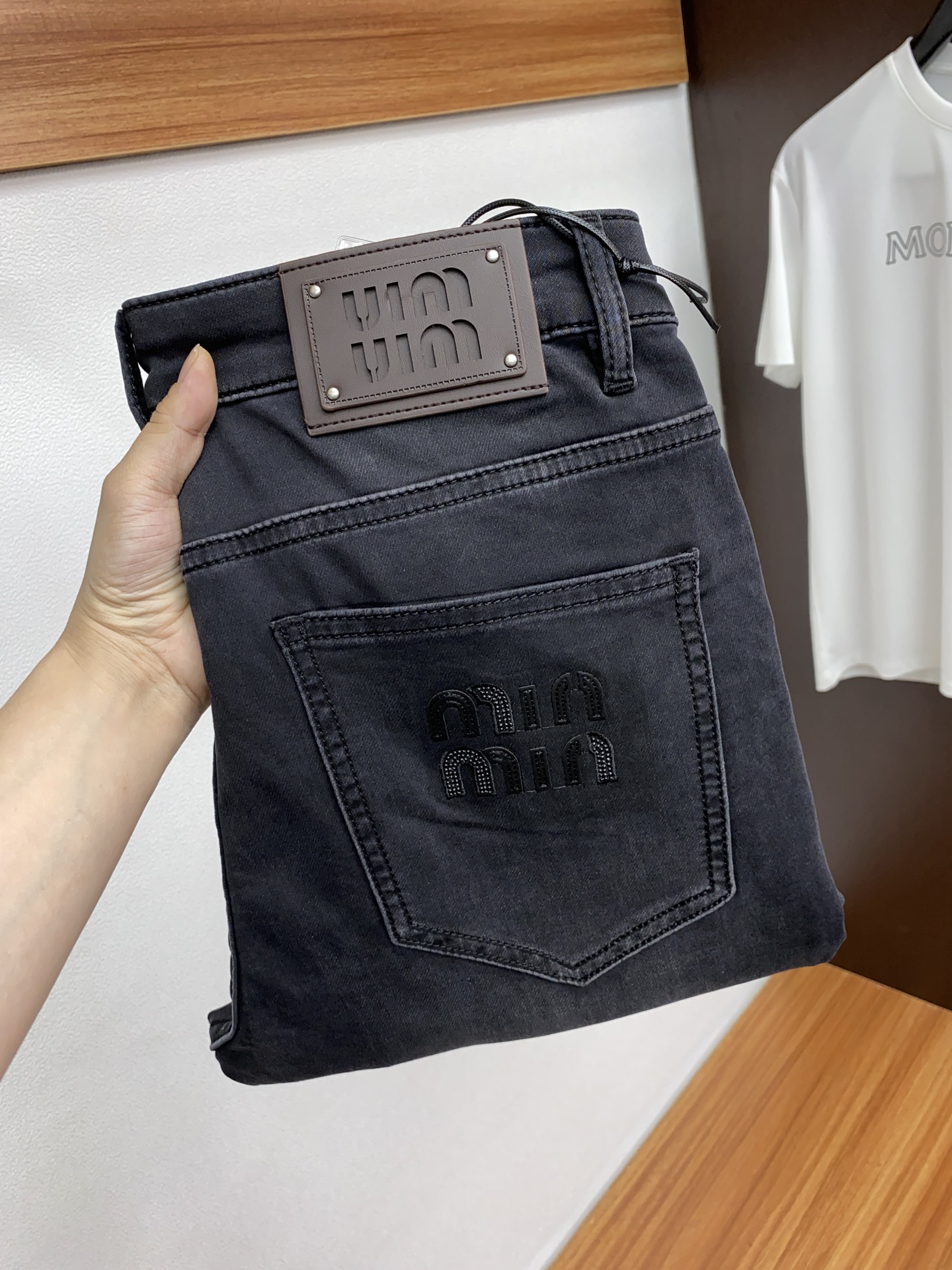 NO:124106,Miao Miao 2025SS Early Spring New Product Original single men's wash jeans purebred product The type that must be released every season, the hot-selling ace item that needs no doubt, meets the best matching color number of the four seasons. The overall style continues the tone of SLP, and integrates a variety of arts and esthetics throughout the body. Washing and making it old is natural, creating an unruly and individual style!  The details are excellent, very sophisticated, and the auxiliary materials are all supplied to customers. The metal chain strongly demonstrates the brand identity!  The heavyweight Japanese imported denim fabric is very well washed and impeccable!  Perfect cut 29-38 No 37, loro piana, jeans, alexander wang19860909缪缪 2025SS早春 新品 原单男士水洗牛仔裤纯血统品 每季必出的类型,无需质疑的热卖王牌单品,符合四季最佳的搭配色号 整体的风格延续了SLP的基调,通体融入了多种工艺美学,水洗做旧浑然天成,缔造出不羁与个性的风格！细节方面极为出色,非常匠心考究,通体的辅料皆为客供 金属链条有力彰显了品牌身份！重磅日本进口的丹宁面料,水洗相当出色,无可挑剔！版型剪裁完美 29-38 无37,,loro piana,jeans,alexander wang,Men's clothing