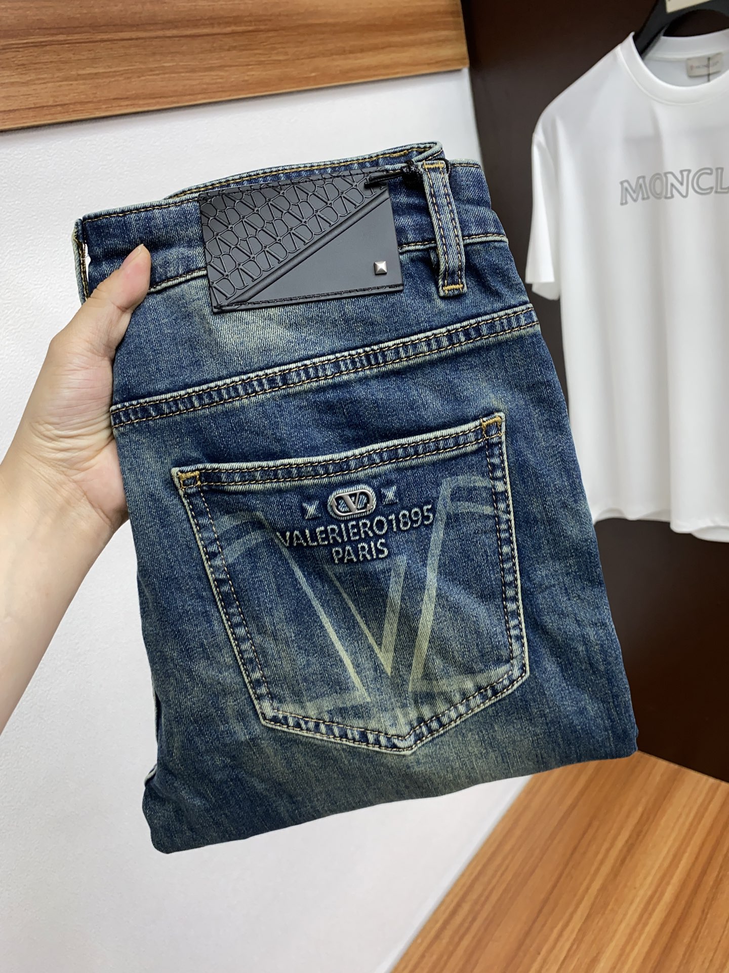 NO:125653,VT 31-38 2025SS Early Spring New Product Original single men's wash jeans purebred product The type that must be released every season, the hot-selling ace item that needs no doubt, meets the best matching color number of the four seasons. The overall style continues the tone of SLP, and integrates a variety of arts and esthetics throughout the body. Washing and making it old is natural, creating an unruly and individual style!  The details are excellent, very sophisticated, and the auxiliary materials are all supplied to customers. The metal chain strongly demonstrates the brand identity!  The heavyweight Japanese imported denim fabric is very well washed and impeccable!  Perfect cut 2, loro piana, jeans, alexander wang19860909VT 31-38 2025SS早春 新品 原单男士水洗牛仔裤纯血统品 每季必出的类型,无需质疑的热卖王牌单品,符合四季最佳的搭配色号 整体的风格延续了SLP的基调,通体融入了多种工艺美学,水洗做旧浑然天成,缔造出不羁与个性的风格！细节方面极为出色,非常匠心考究,通体的辅料皆为客供 金属链条有力彰显了品牌身份！重磅日本进口的丹宁面料,水洗相当出色,无可挑剔！版型剪裁完美 2,,loro piana,jeans,alexander wang,Men's clothing