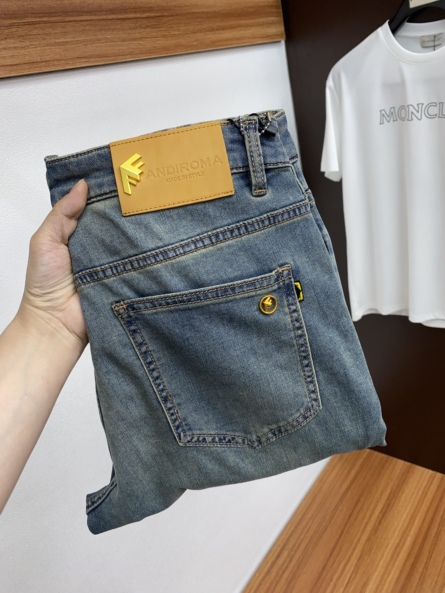 NO:125654,Fendi 2025SS Early Spring New Product Original single men's wash jeans purebred product The type that must be released every season, the hot-selling ace item that needs no doubt, meets the best matching color number of the four seasons. The overall style continues the tone of SLP, and integrates a variety of arts and craftsmanship throughout the body. Washing and making it old is natural, creating an unruly and individual style!  The details are excellent, very sophisticated, and the auxiliary materials are all supplied to customers. The metal chain strongly demonstrates the brand identity!  The heavyweight Japanese imported denim fabric is very well washed and impeccable!  Perfect cut 29-38 No 37, fendi,loro piana,jeans,alexander wang19860909芬迪 2025SS早春 新品 原单男士水洗牛仔裤纯血统品 每季必出的类型,无需质疑的热卖王牌单品,符合四季最佳的搭配色号 整体的风格延续了SLP的基调,通体融入了多种工艺美学,水洗做旧浑然天成,缔造出不羁与个性的风格！细节方面极为出色,非常匠心考究,通体的辅料皆为客供 金属链条有力彰显了品牌身份！重磅日本进口的丹宁面料,水洗相当出色,无可挑剔！版型剪裁完美 29-38 无37,,fendi,loro piana,jeans,alexander wang,Men's clothing