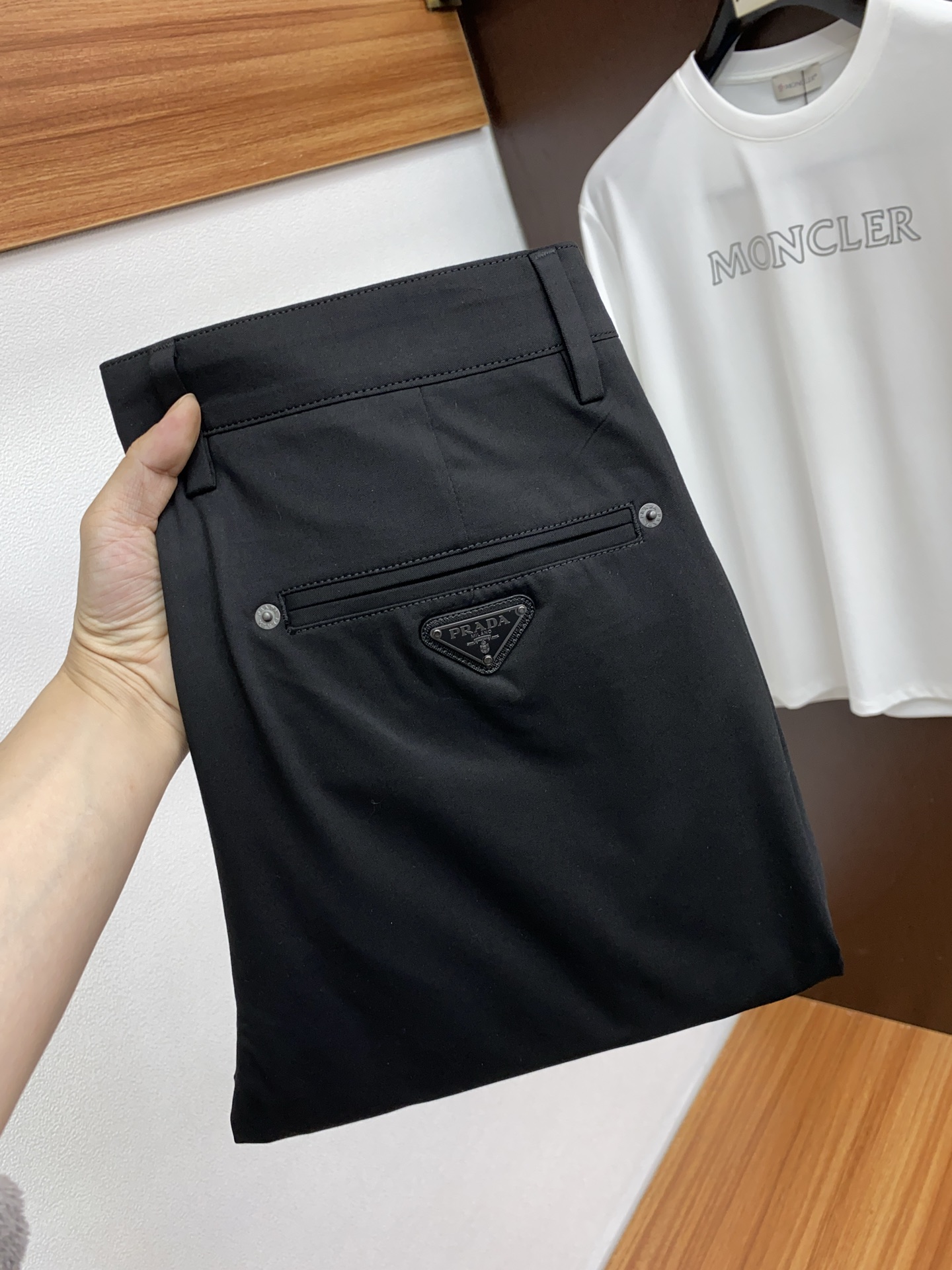 NO:122074,Prada 2025 Spring and Summer Counter New Customized Casual Trousers, Clean and neatly tailored, full of urban style, uses high-end worsted fabrics to feel soft and dry, and the upper body has a crisp and stylish effect. The hardware is exquisite, business and casual, and so many top-level raw materials are beautiful, creating high-end products with unparalleled value. The first choice for high-end fashion and fashion people. Size 30-38, prada, alexander wang19860909普拉达 2025春夏专柜新款定制休闲西裤 干净利落剪裁,都市风十足 采用高端精纺面料手感软糯干爽,上身效果挺括有型.五金精致,商务休闲非常好看如此众多的顶级原料,打造出价值感无与伦比的高端产品,高端潮流时尚人士首选 尺码30-38,,prada,alexander wang,Men's clothing